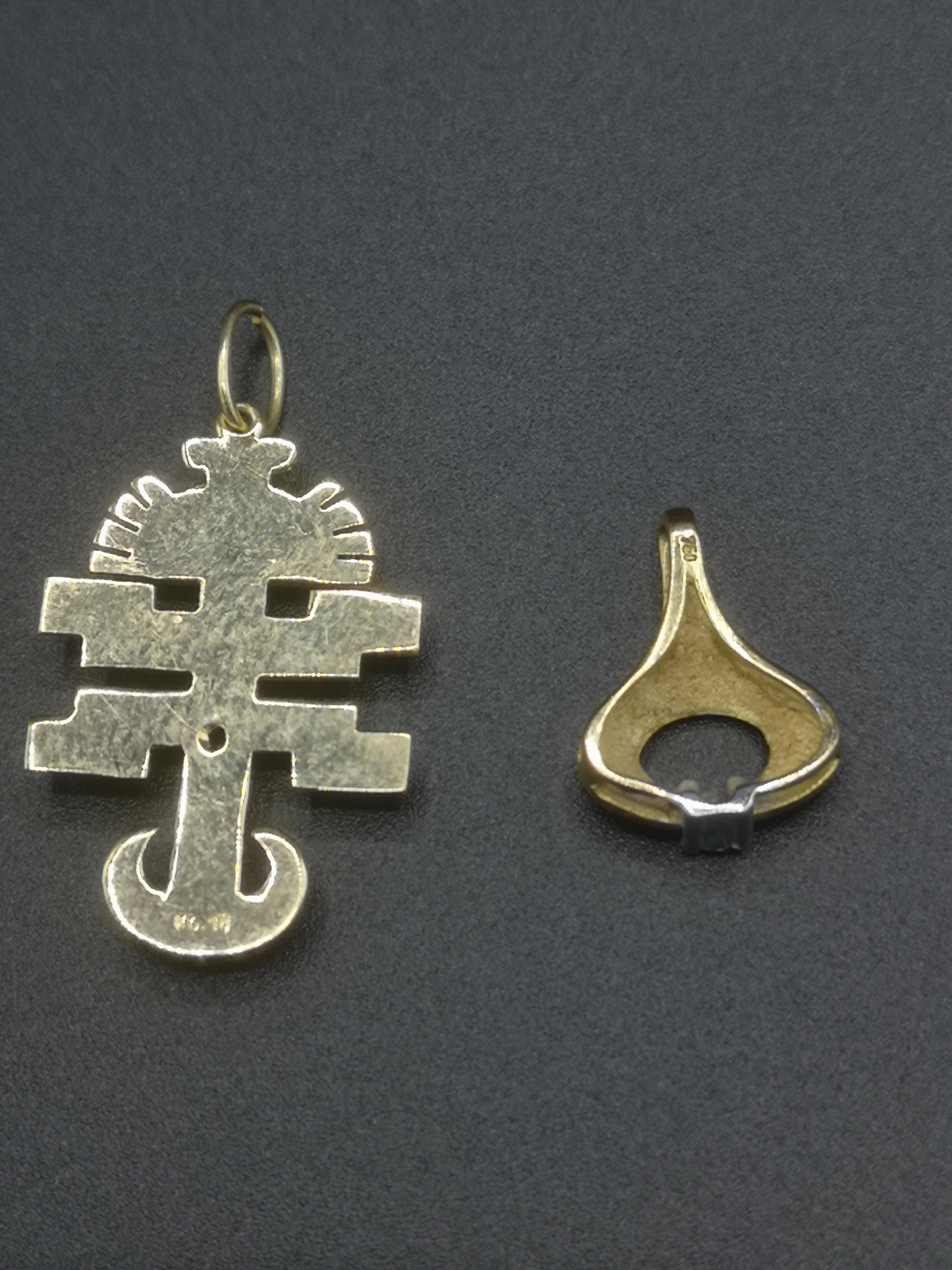 18ct gold Aztec style pendant - Image 5 of 6