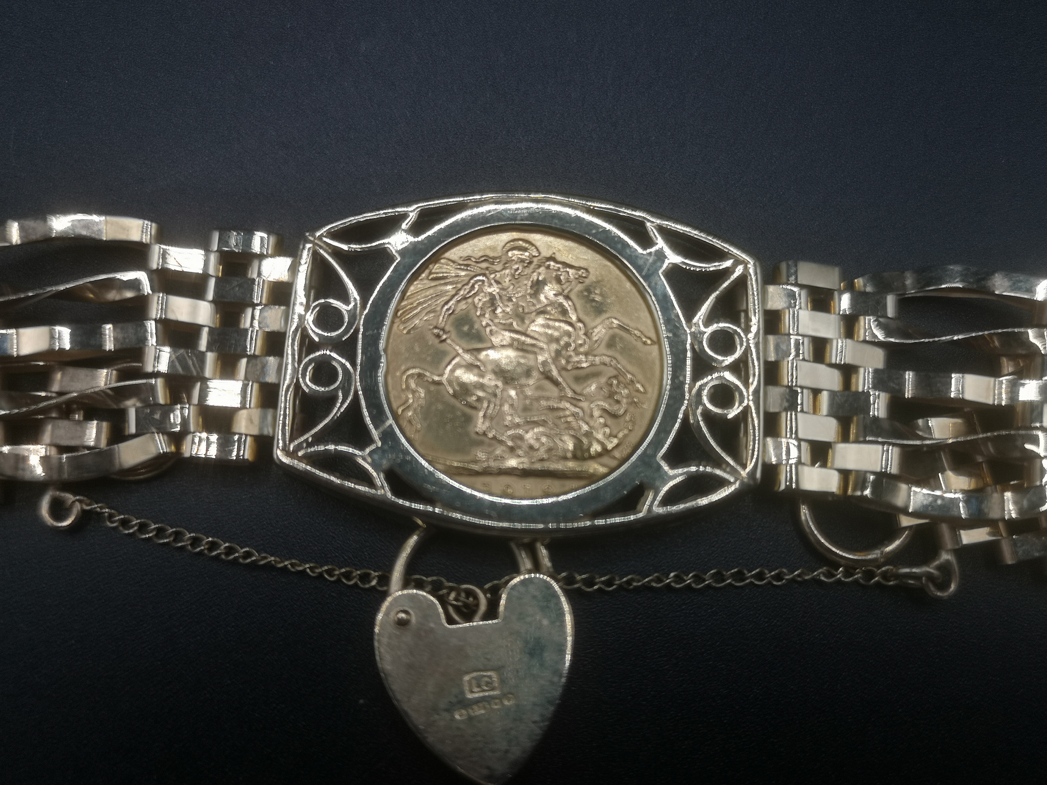 1913 gold sovereign set in 9ct gold gate bracelet - Image 2 of 7