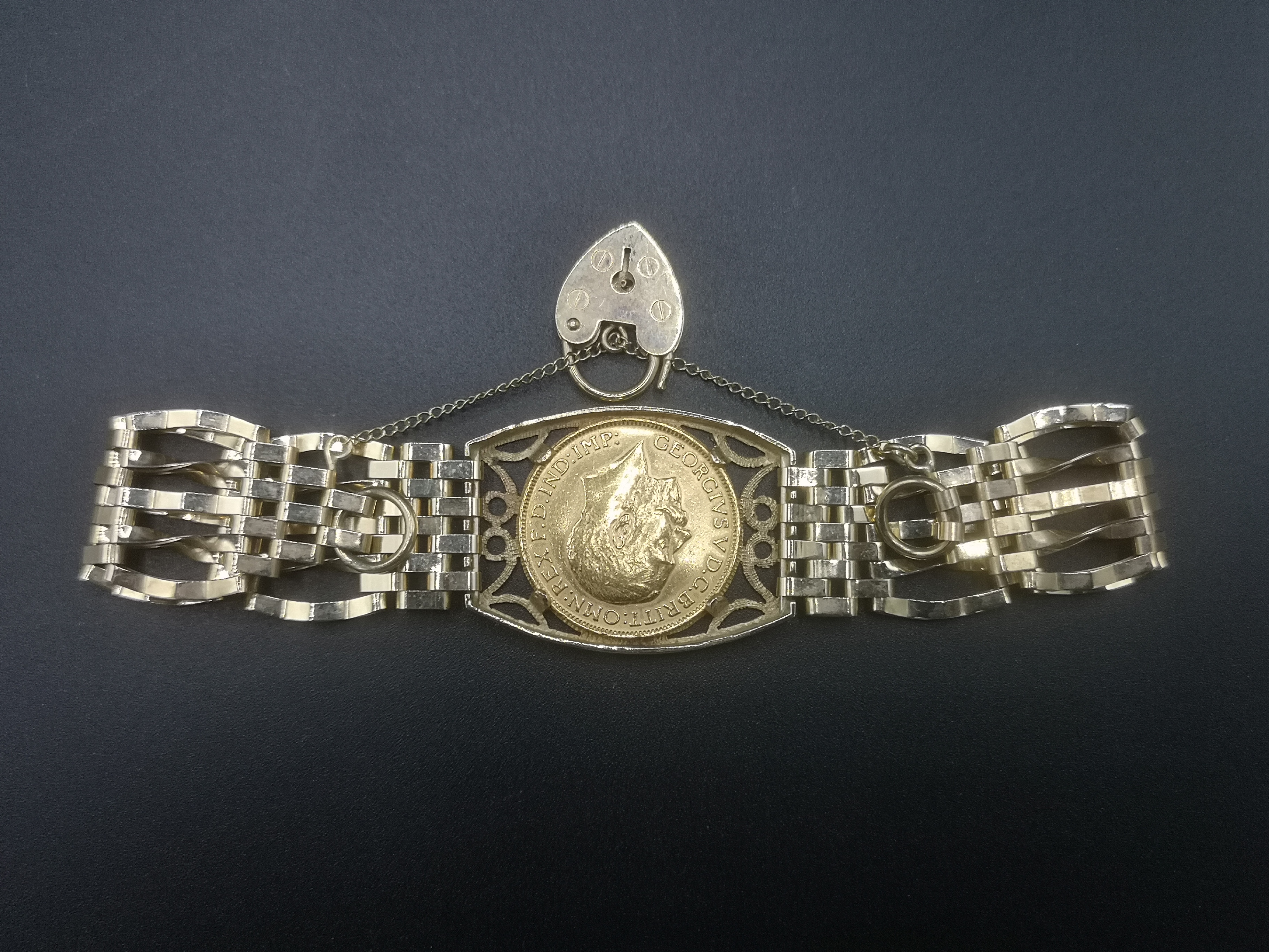 1913 gold sovereign set in 9ct gold gate bracelet - Image 6 of 7