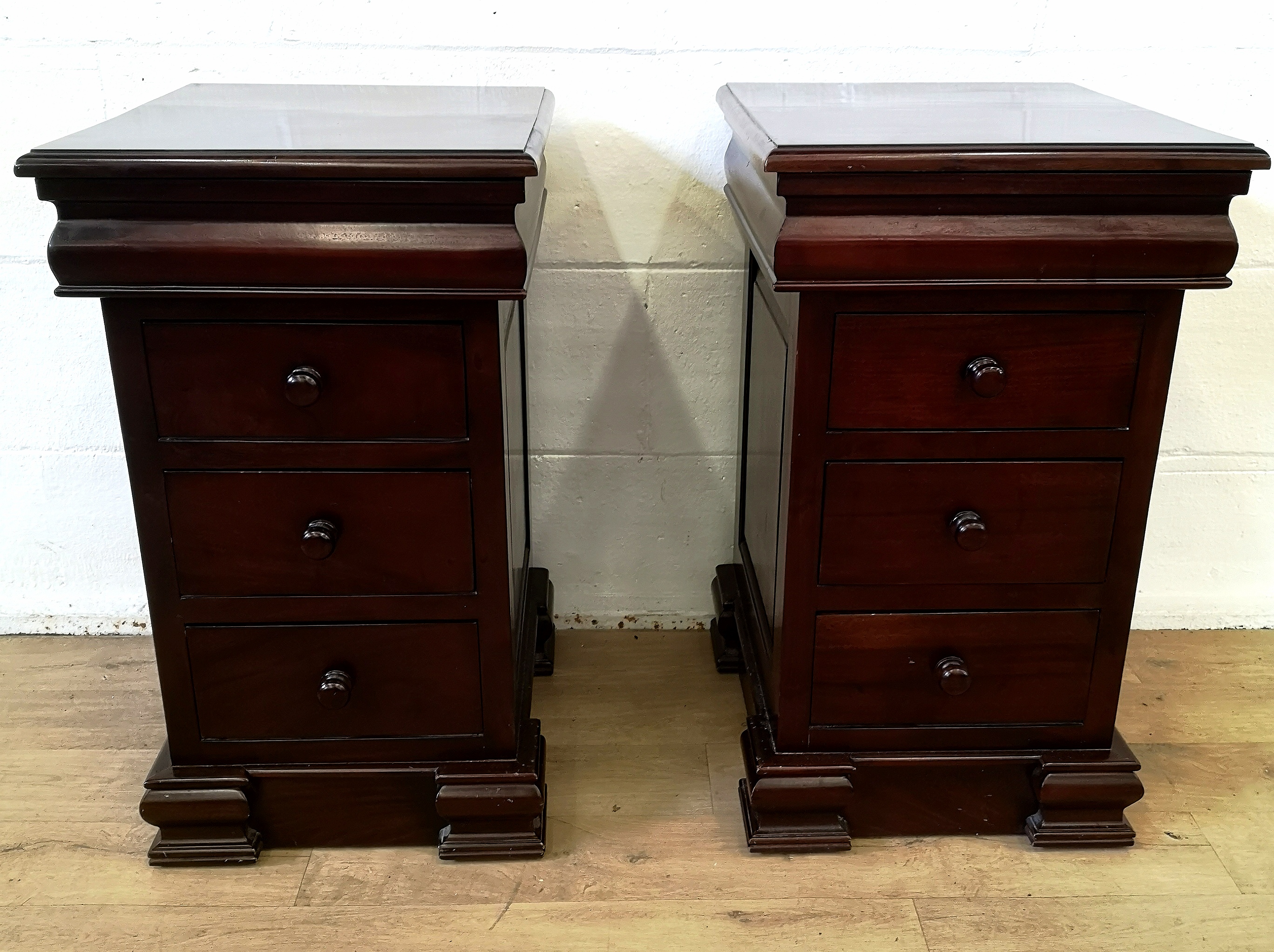 Pair of contemporary bedside cabinets