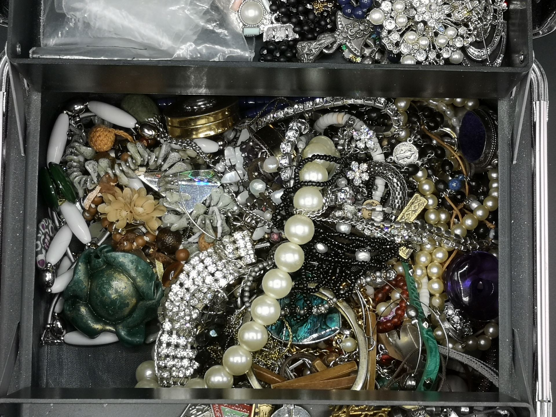 Quantity of costume jewellery - Image 3 of 10