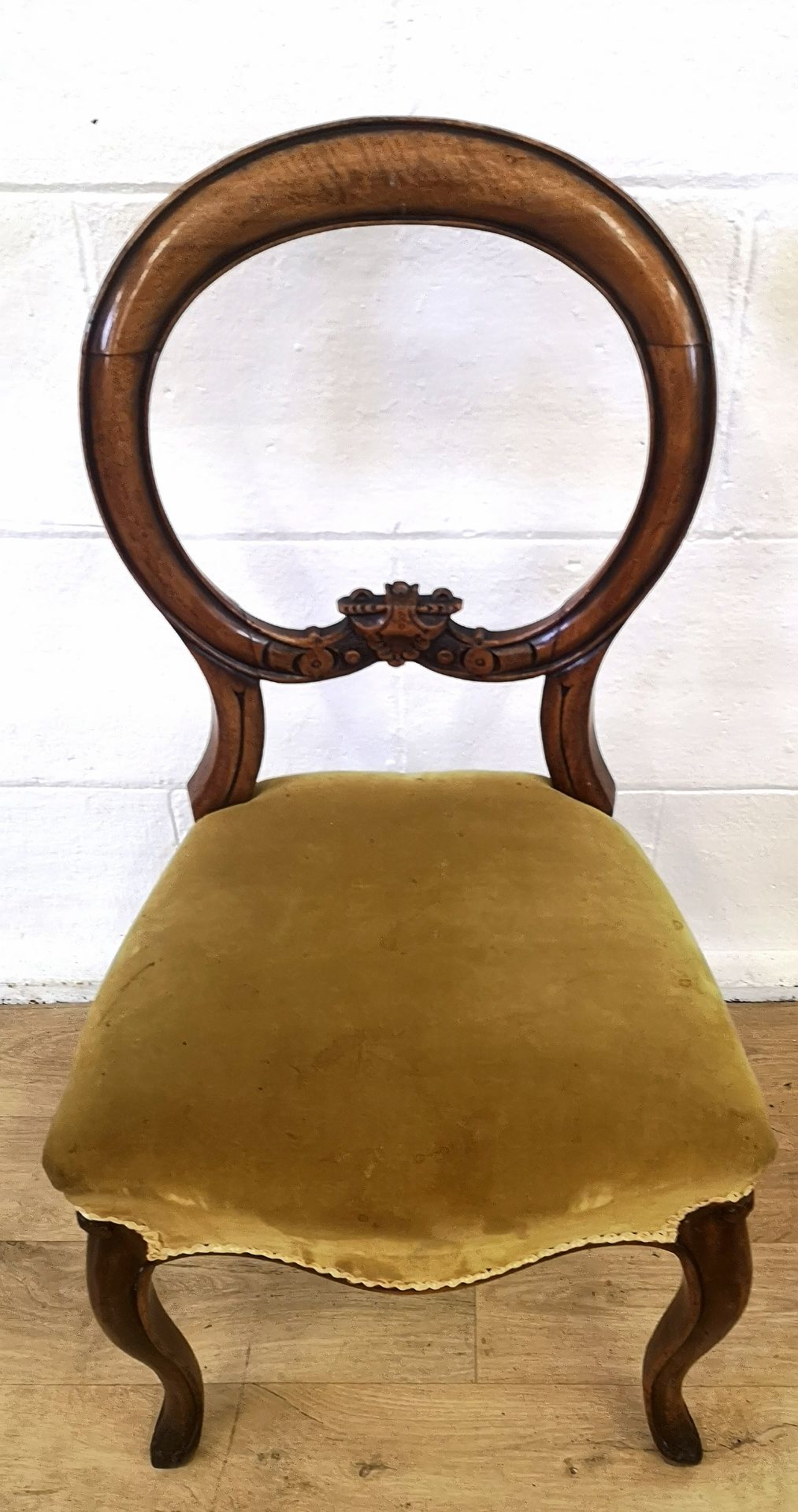 Six Victorian mahogany balloon back dining chairs - Image 3 of 7