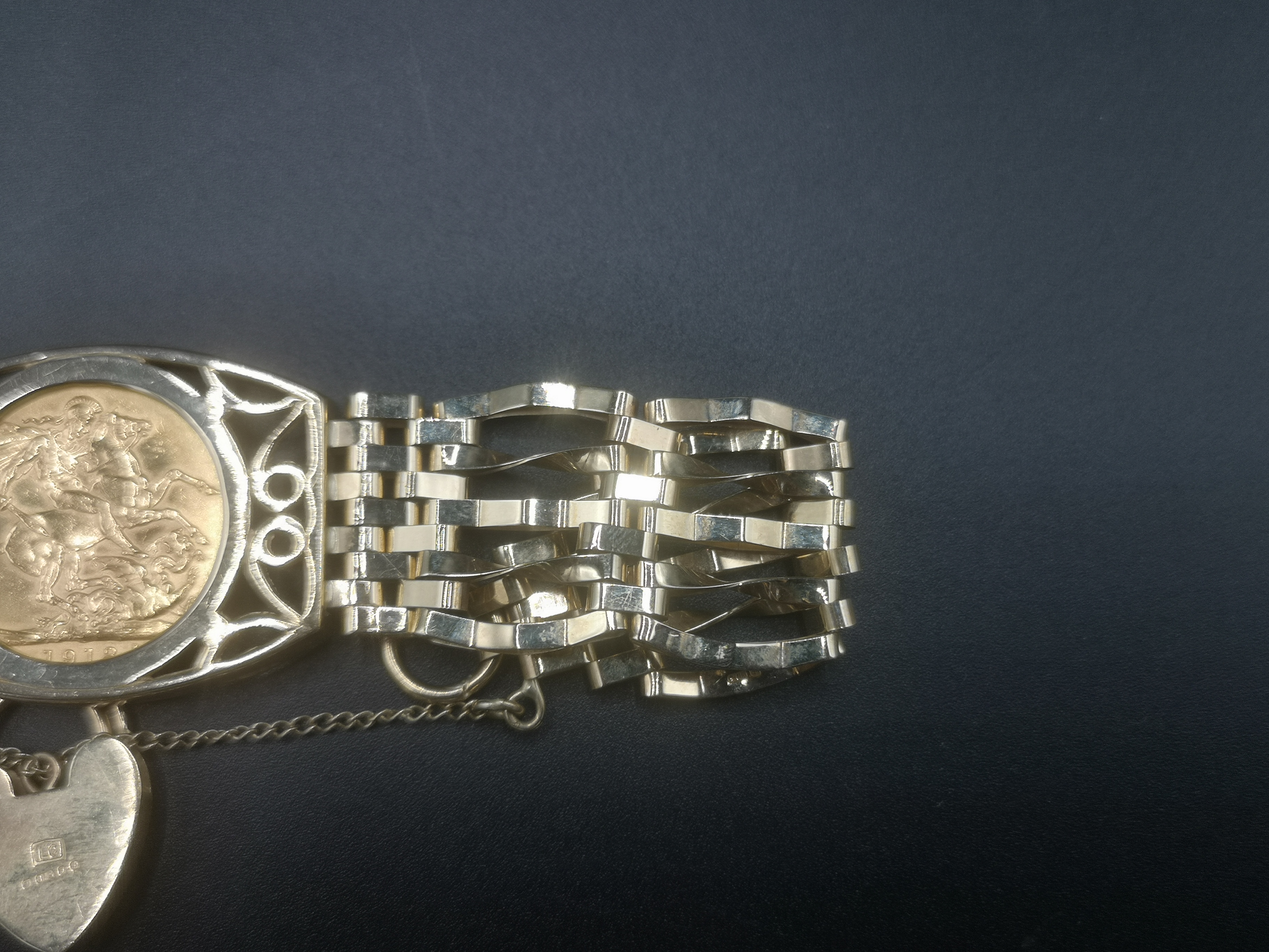 1913 gold sovereign set in 9ct gold gate bracelet - Image 5 of 7