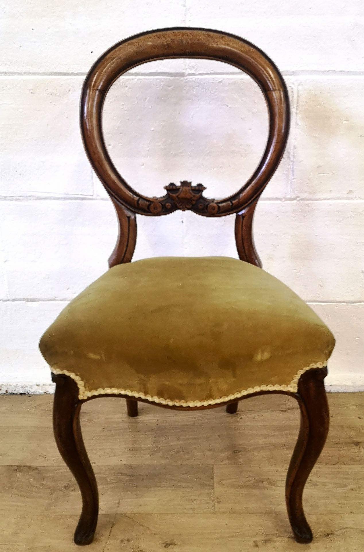Six Victorian mahogany balloon back dining chairs - Image 2 of 7