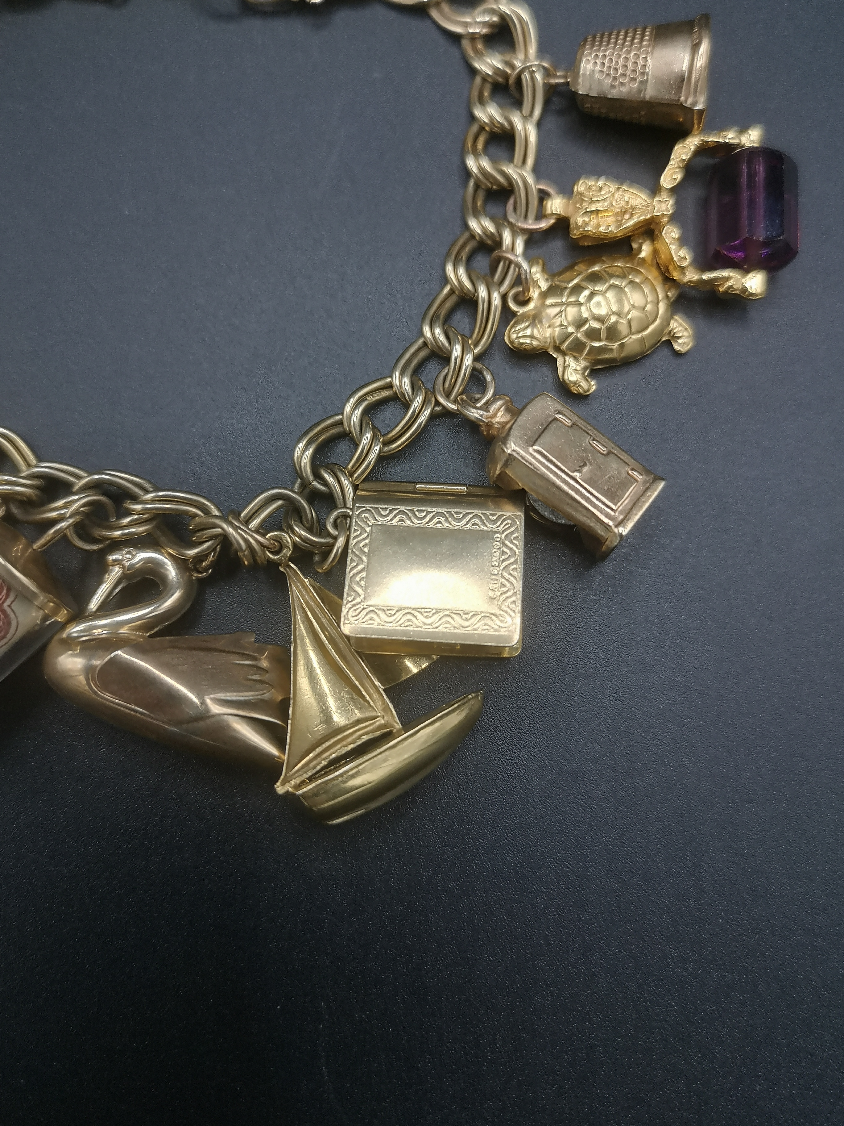 9ct gold charm bracelet - Image 3 of 14