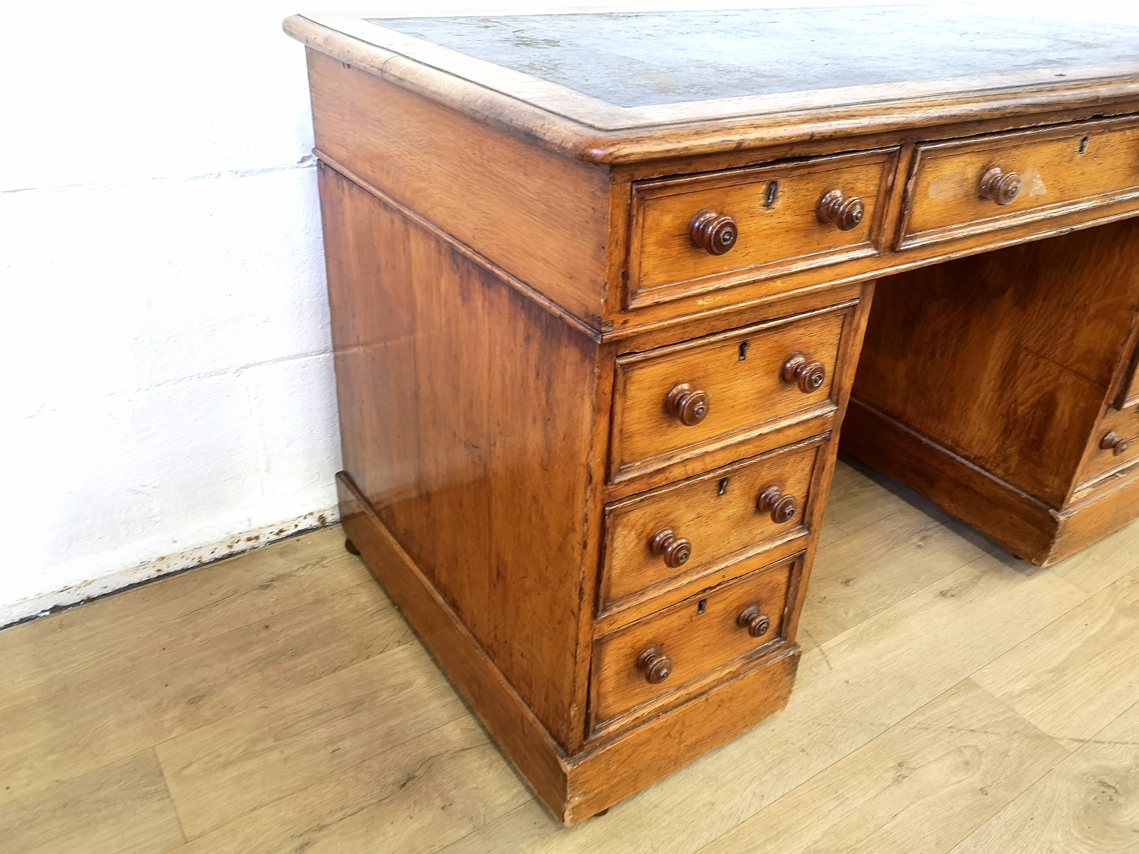 Victorian mahogany pedestal desk - Image 3 of 6