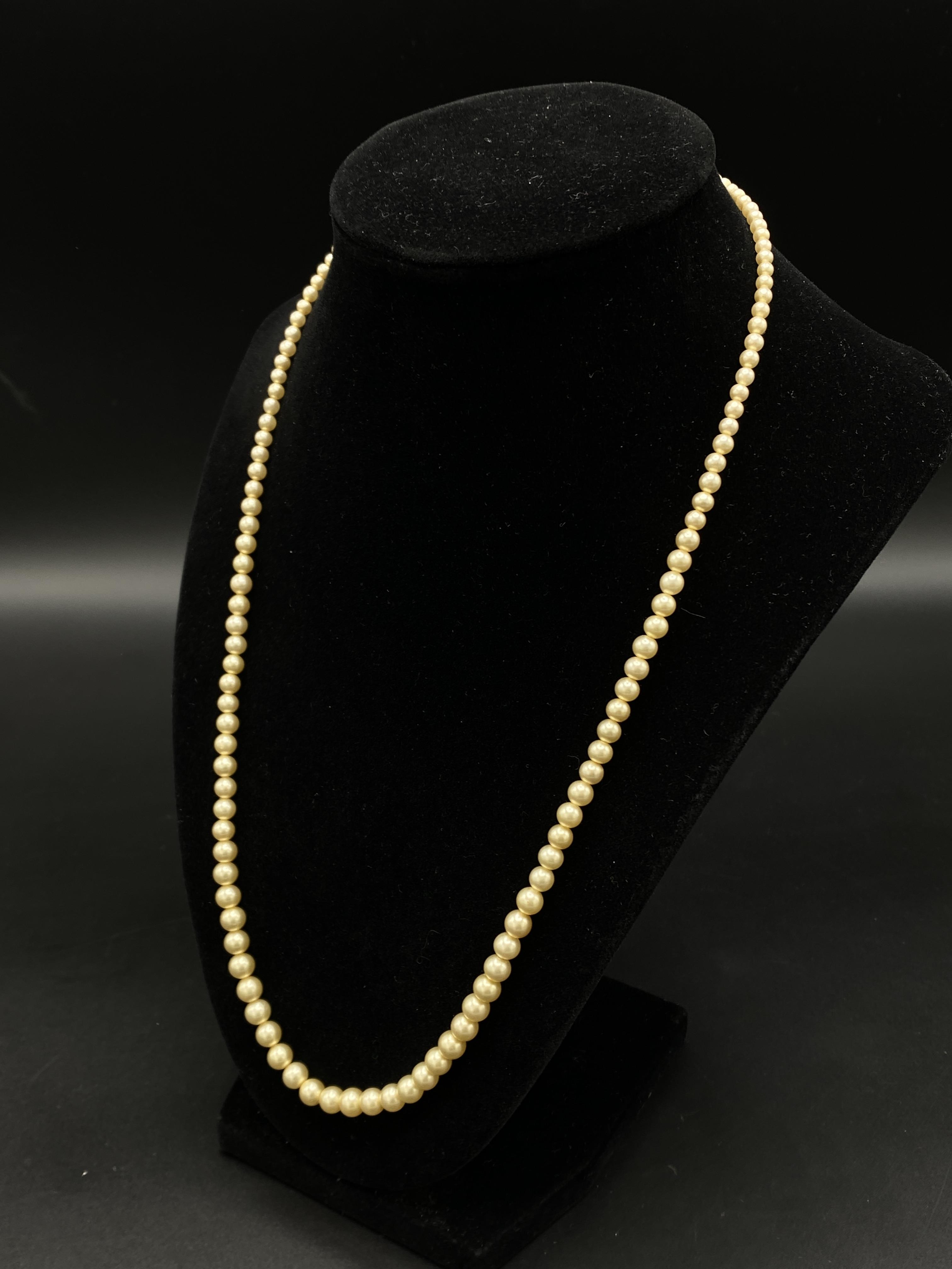 Two pearl necklaces with gold clasps - Image 2 of 9