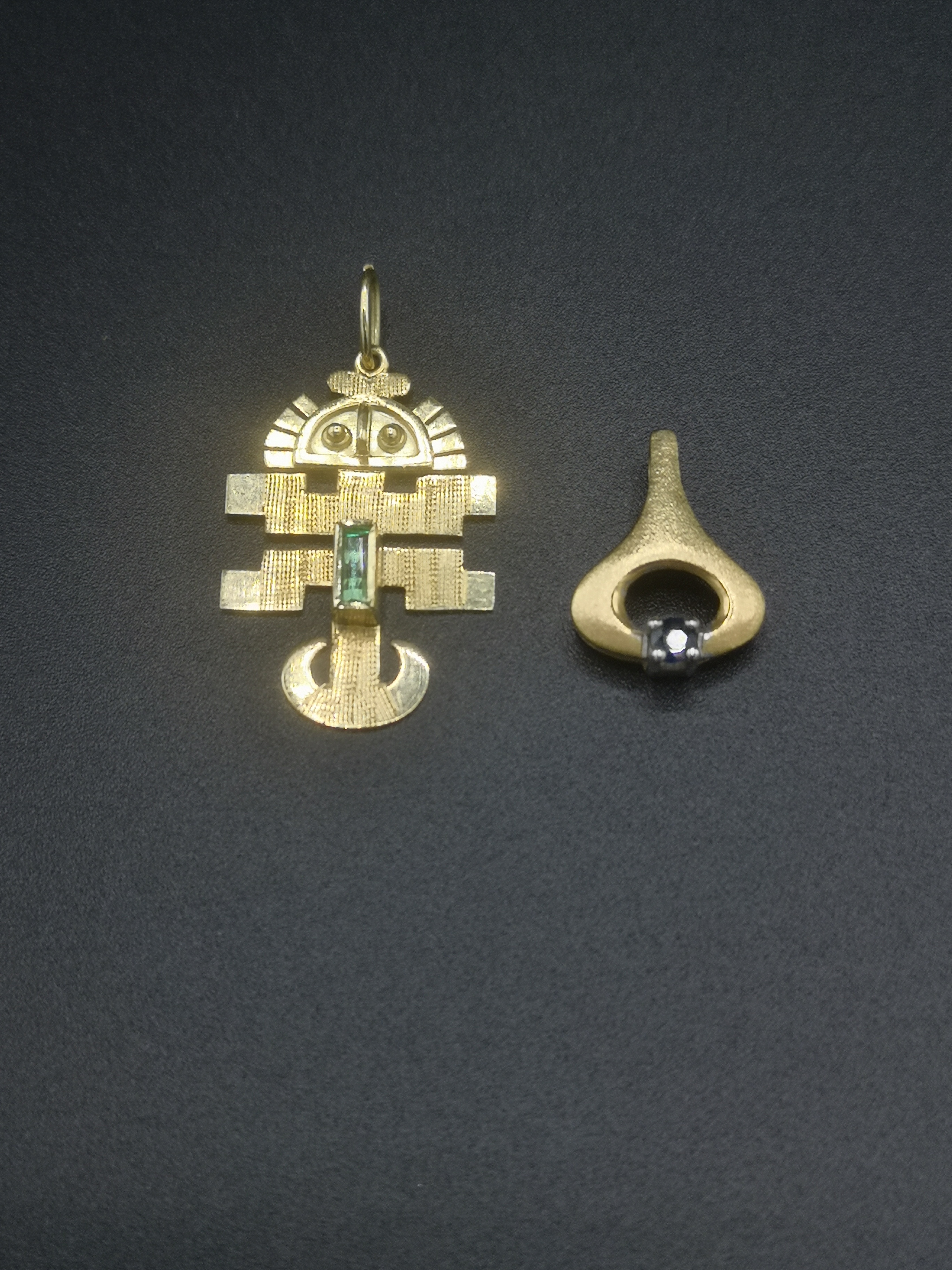 18ct gold Aztec style pendant - Image 2 of 6