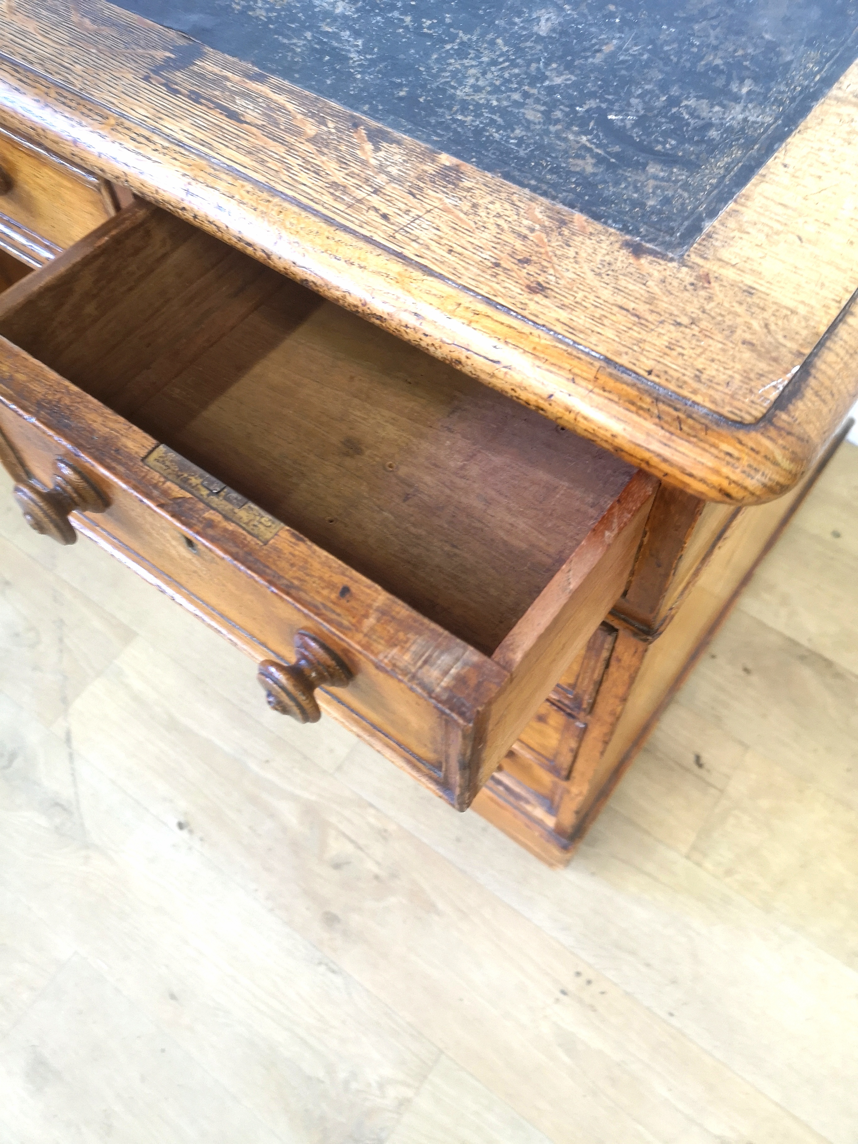 Victorian mahogany pedestal desk - Image 5 of 6