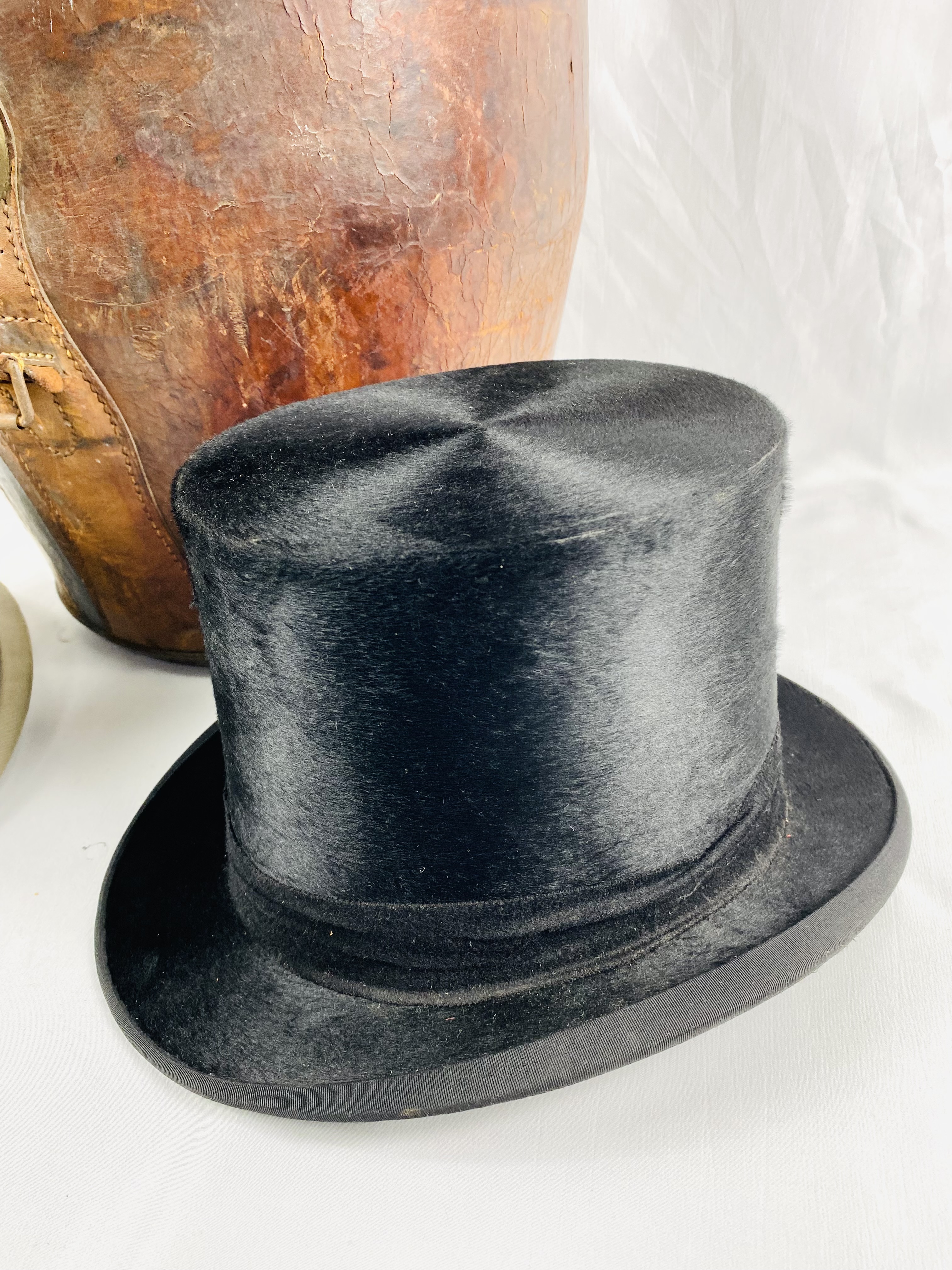 Leather double hat box with Dunn & Co silk top hat - Image 2 of 5