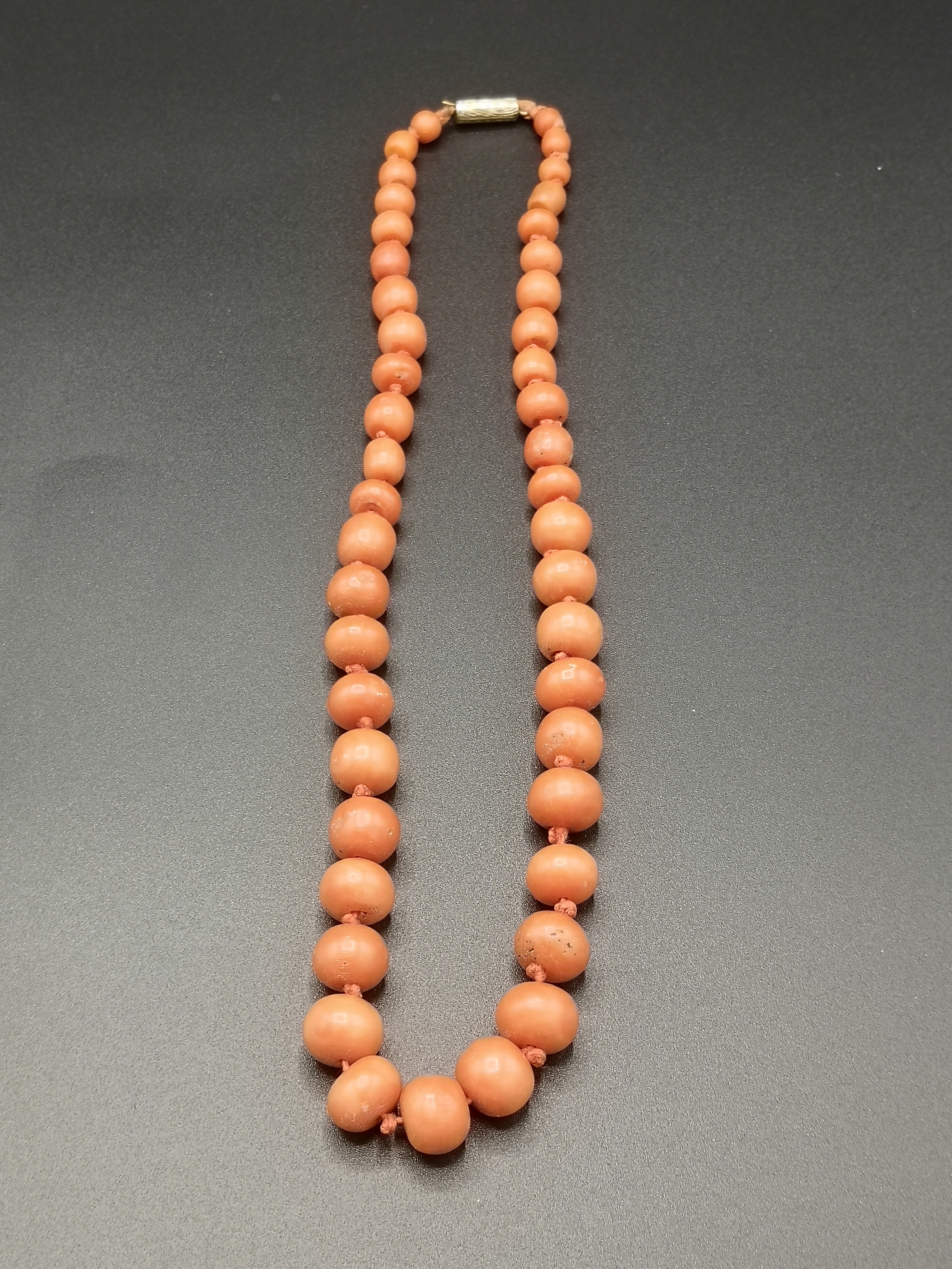 Coral graduated bead necklace - Image 2 of 5