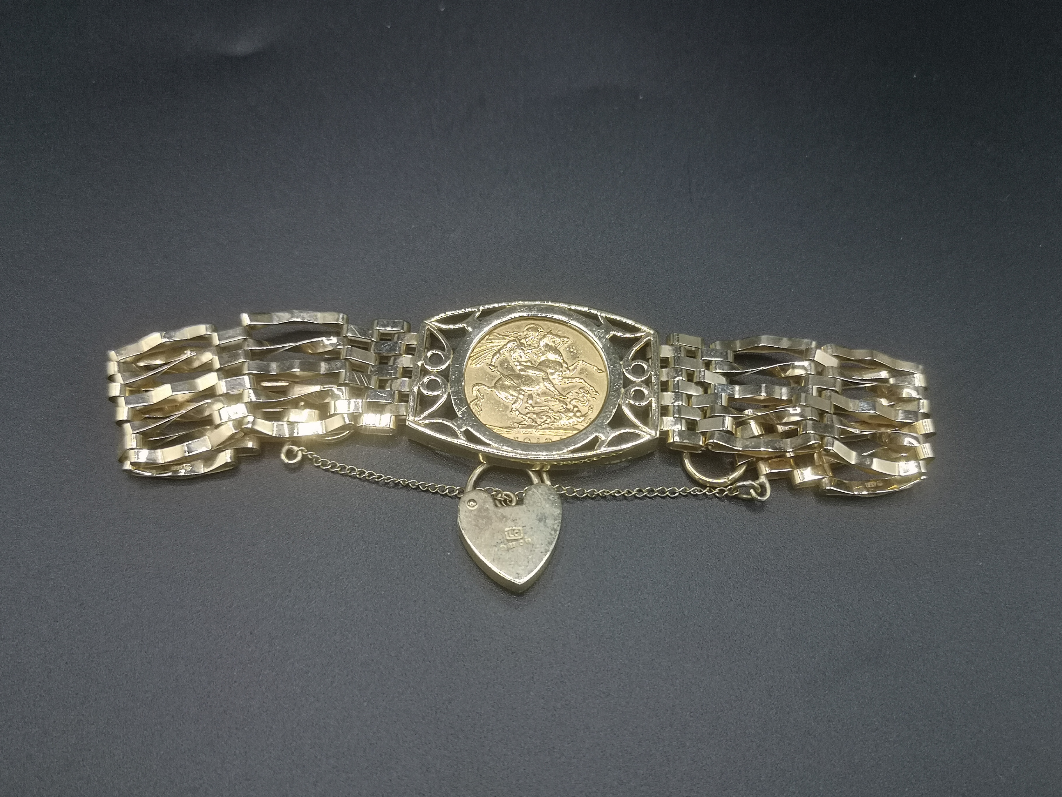 1913 gold sovereign set in 9ct gold gate bracelet