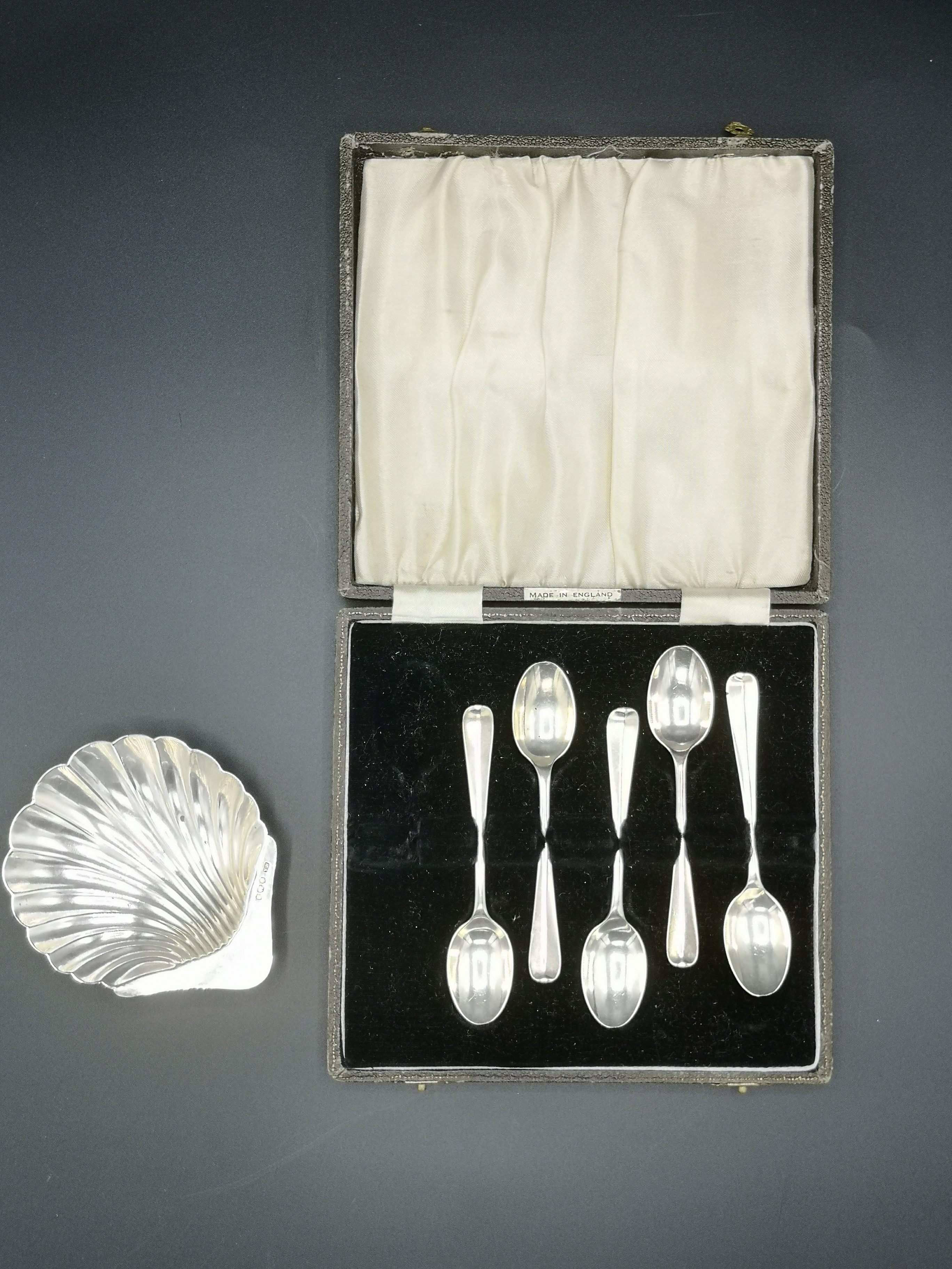 Five silver tea spoons and a silver shell shaped dish