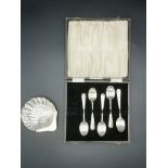 Five silver tea spoons and a silver shell shaped dish