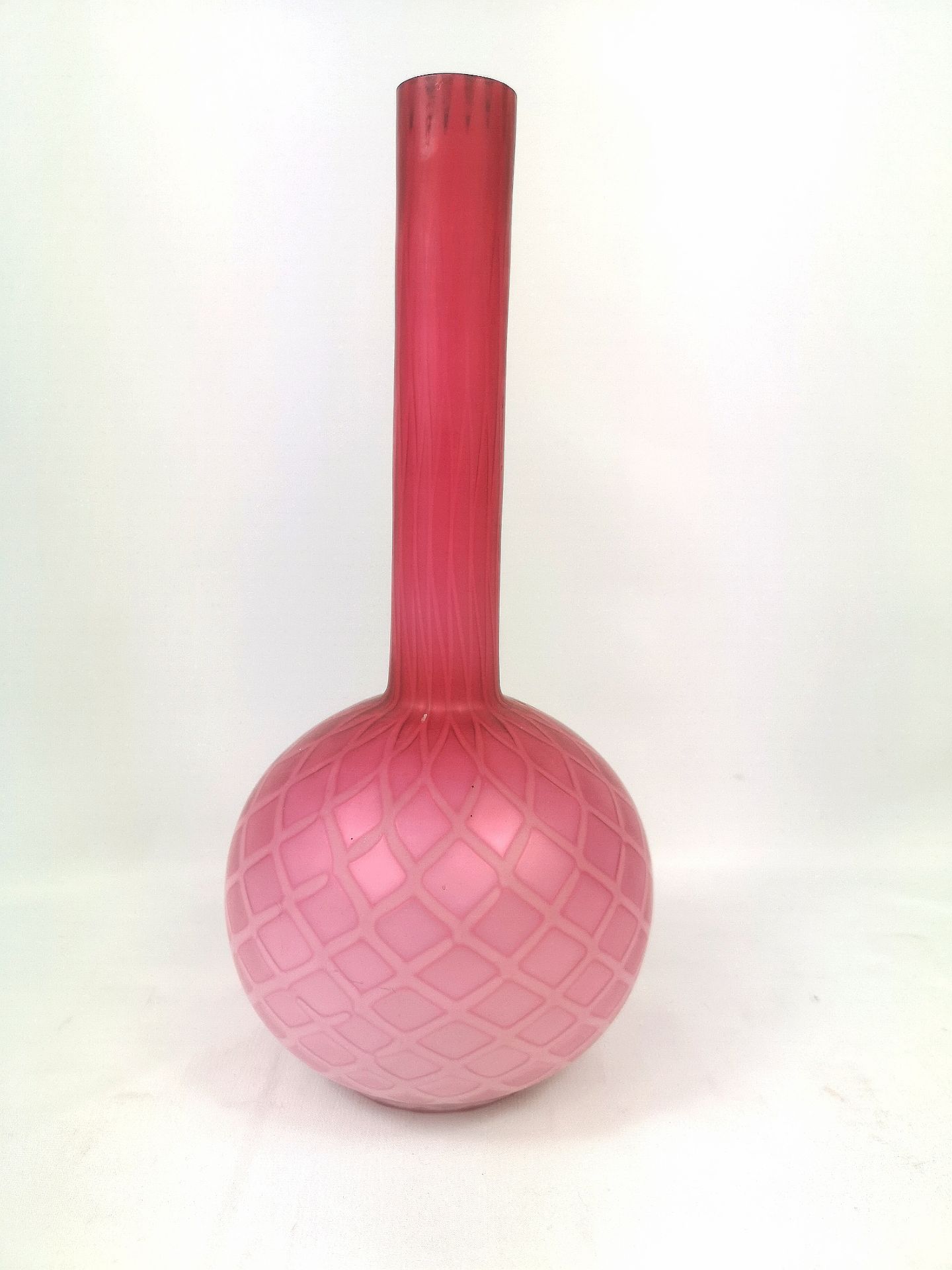 Layered cranberry over opalescent glass vase - Image 6 of 6