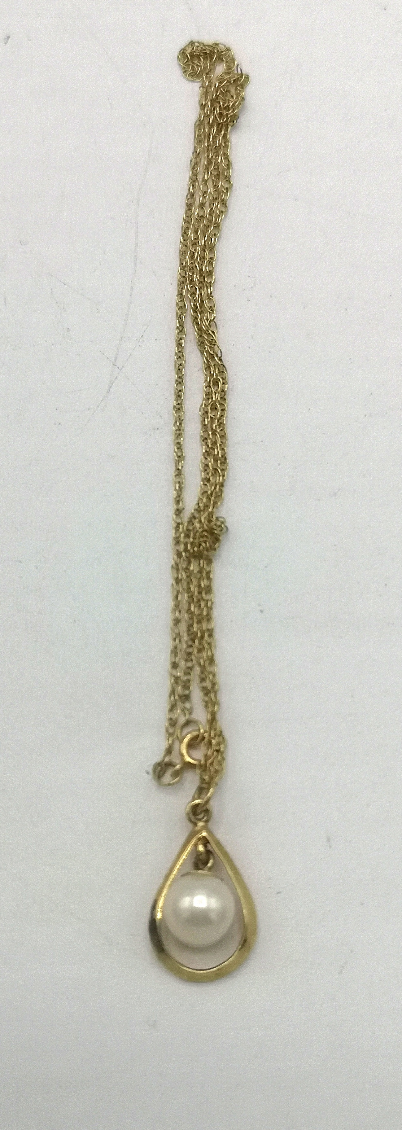 Three 9ct gold necklaces and pendants - Image 6 of 9