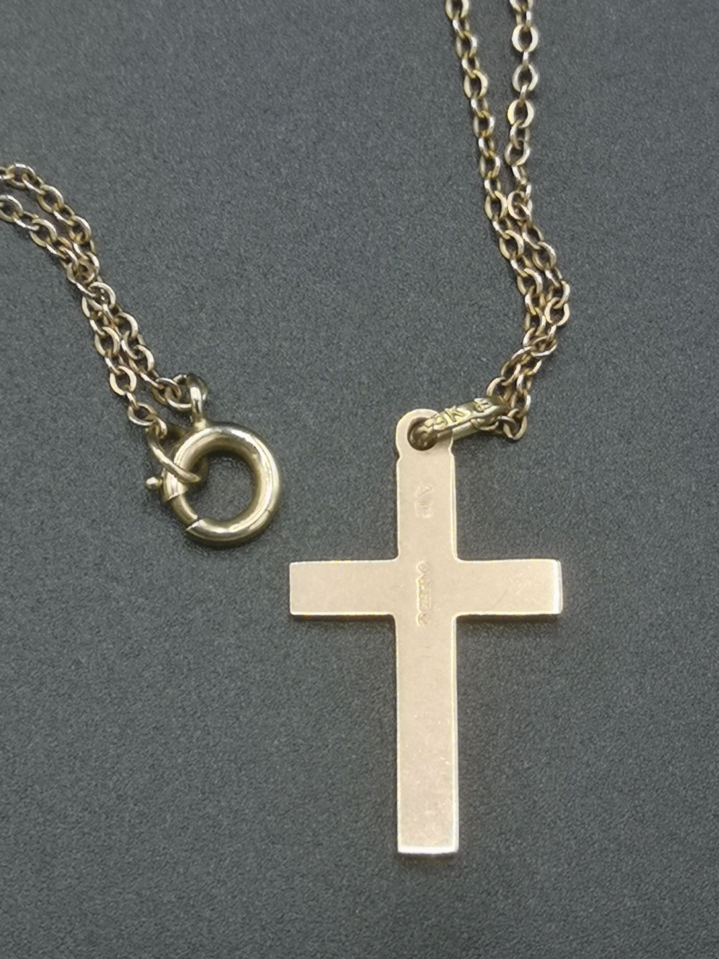 9ct gold necklace with crucifix pendant - Image 4 of 4