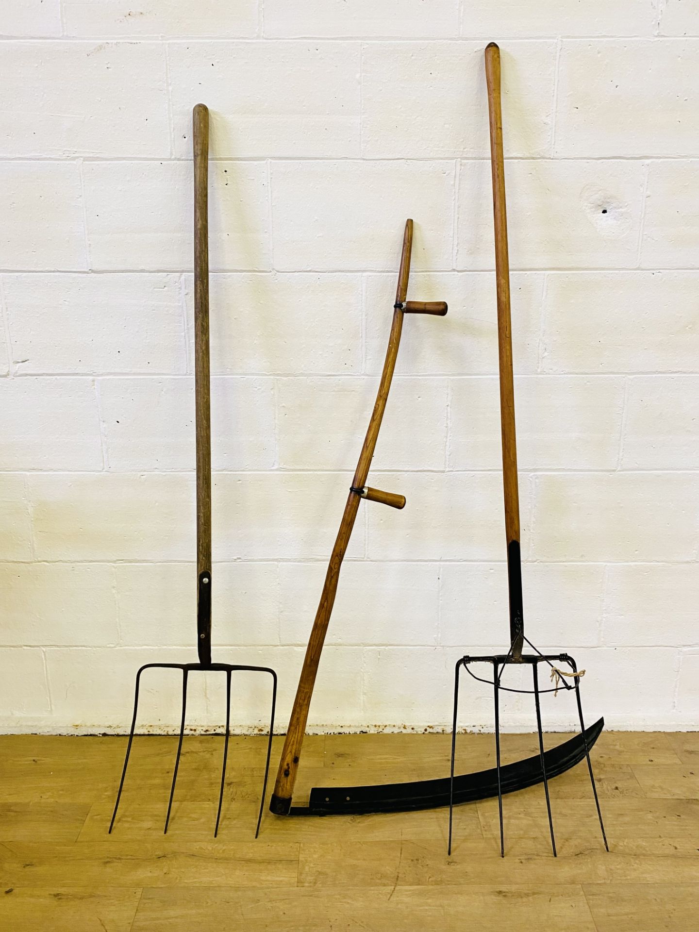 A scythe and two pitchforks - Image 5 of 5