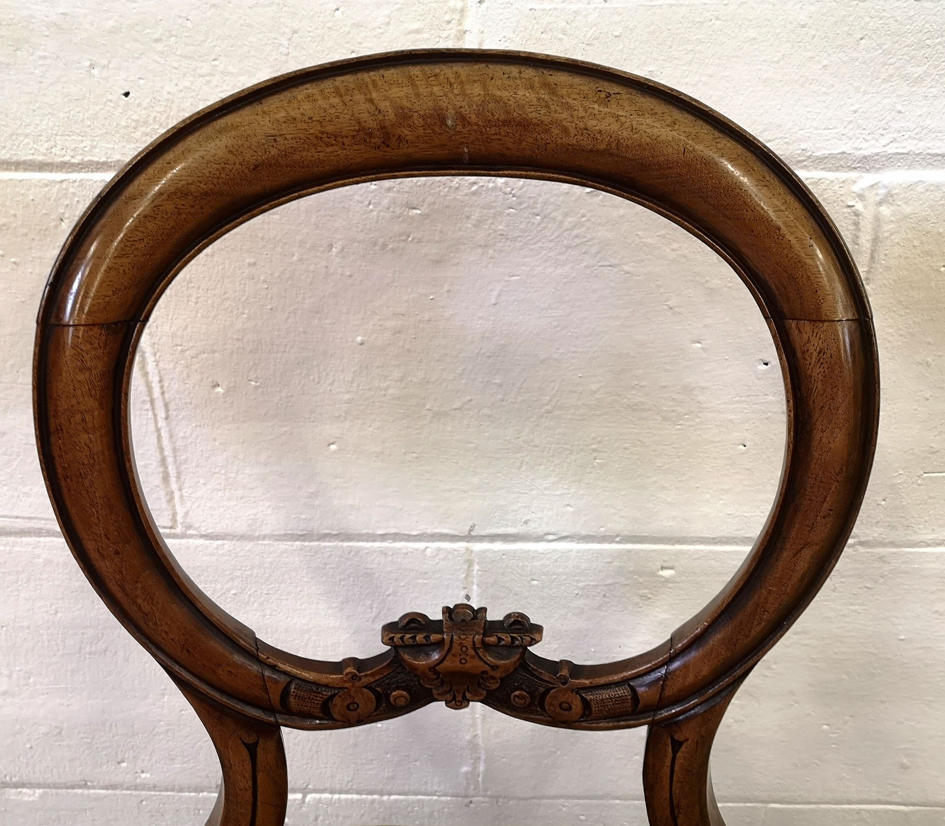 Six Victorian mahogany balloon back dining chairs - Image 6 of 7