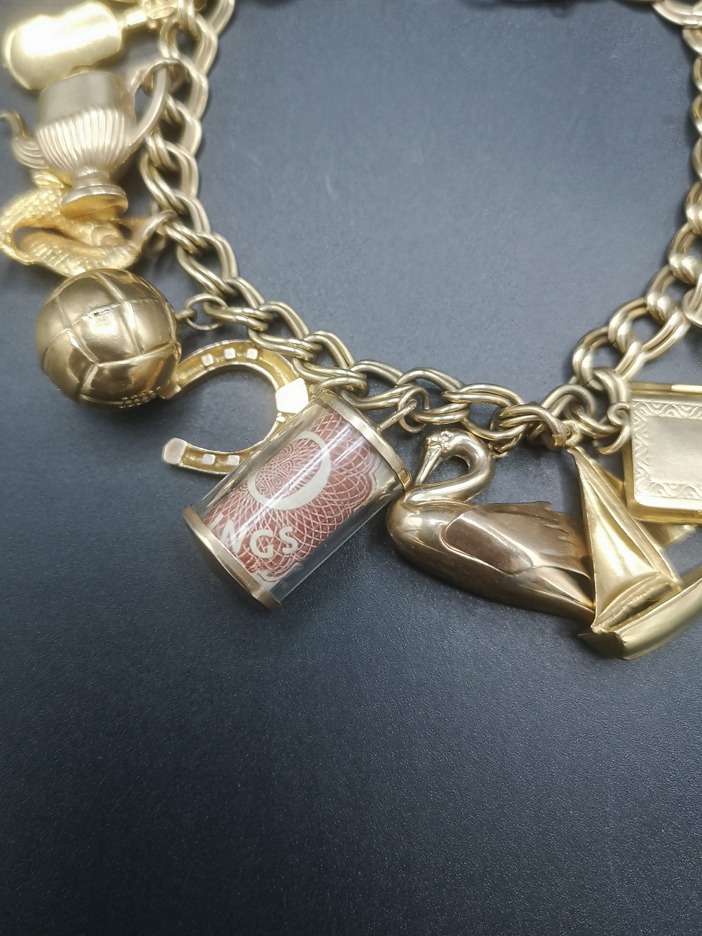 9ct gold charm bracelet - Image 4 of 14