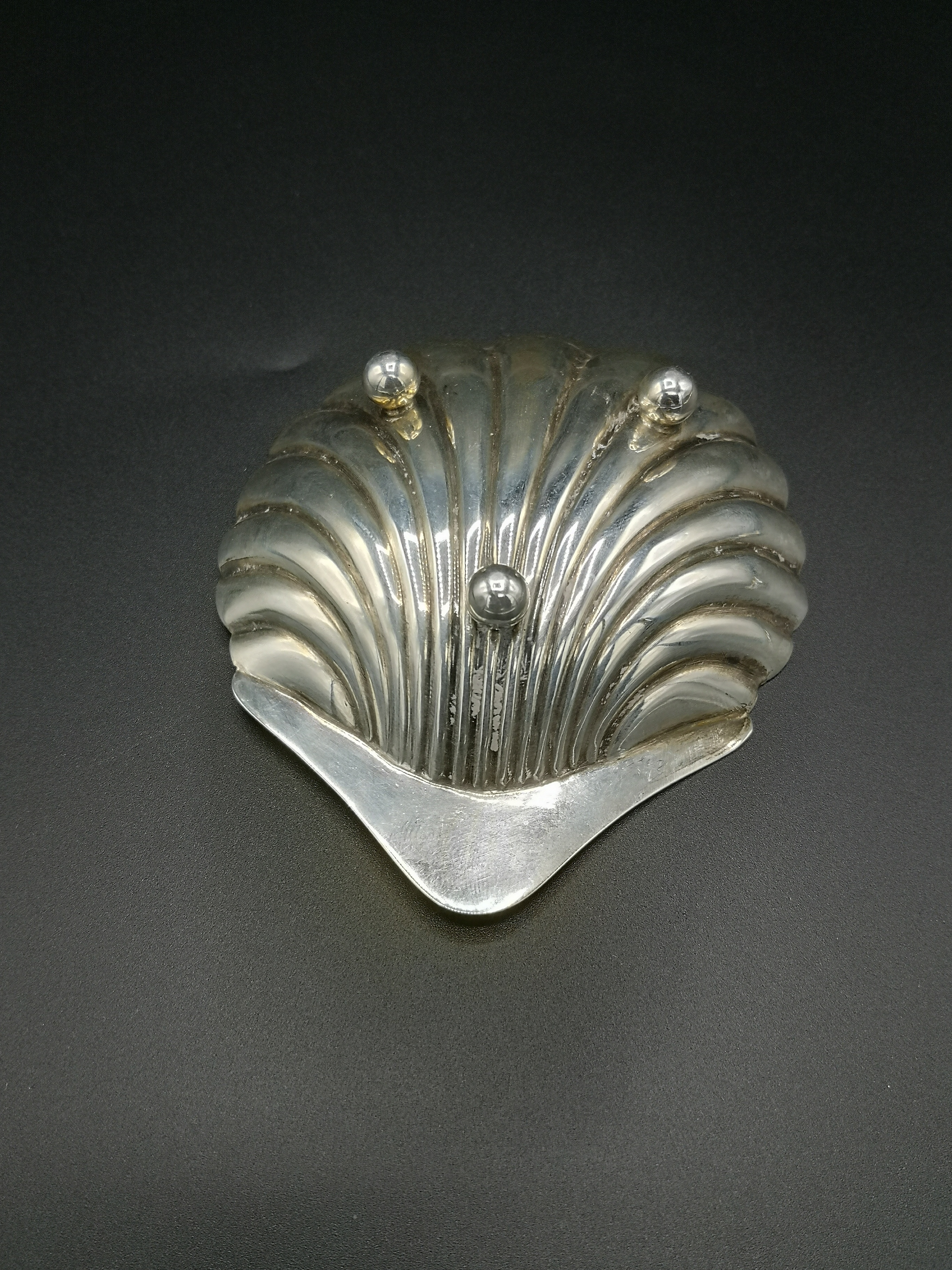 Five silver tea spoons and a silver shell shaped dish - Image 4 of 5