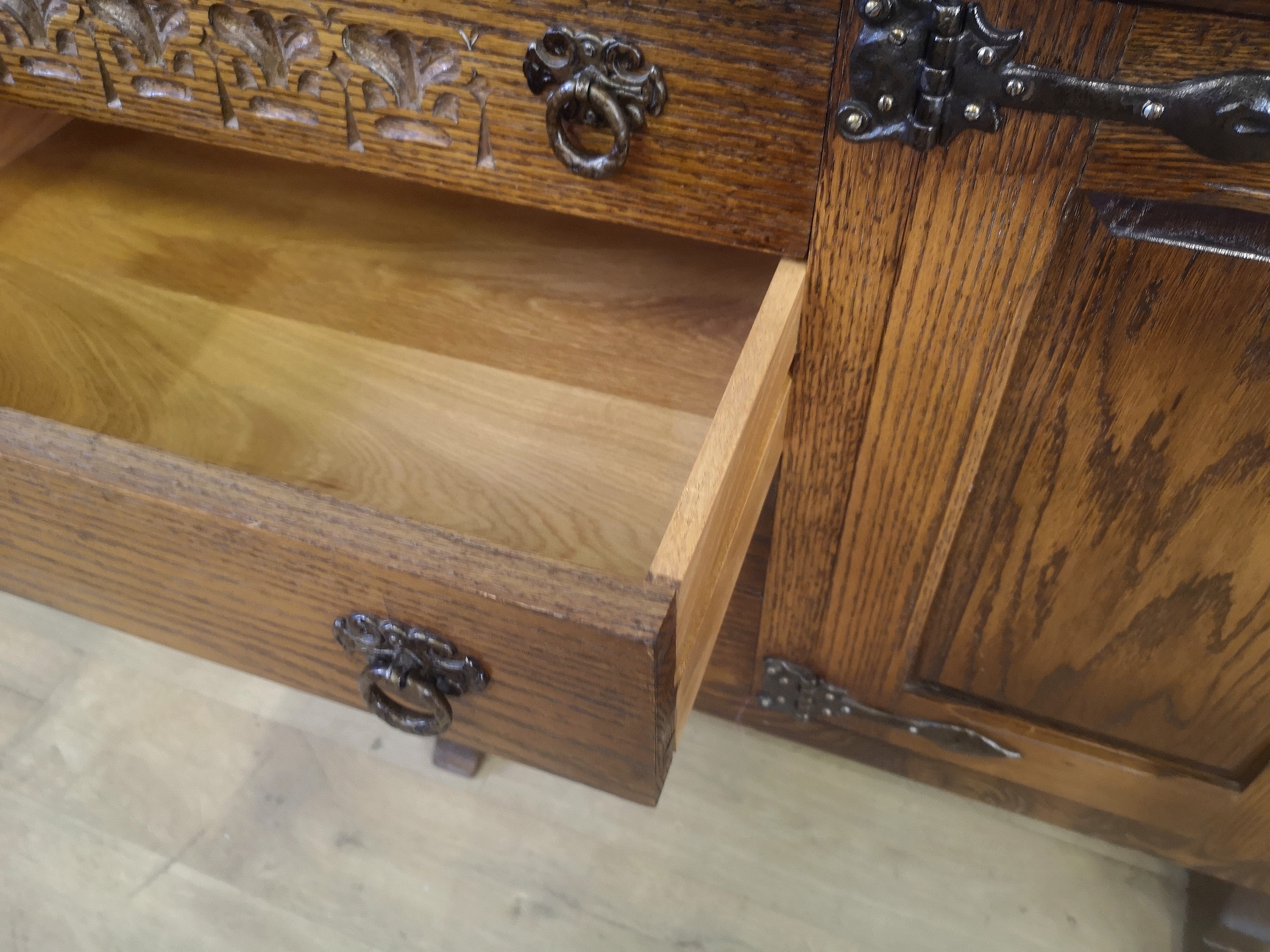 Oak dresser - Image 7 of 11