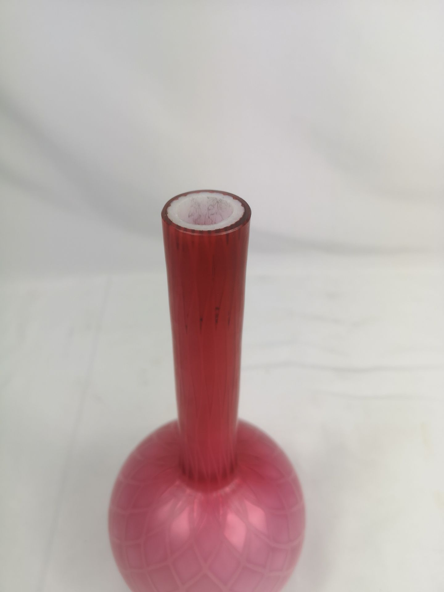 Layered cranberry over opalescent glass vase - Image 3 of 6