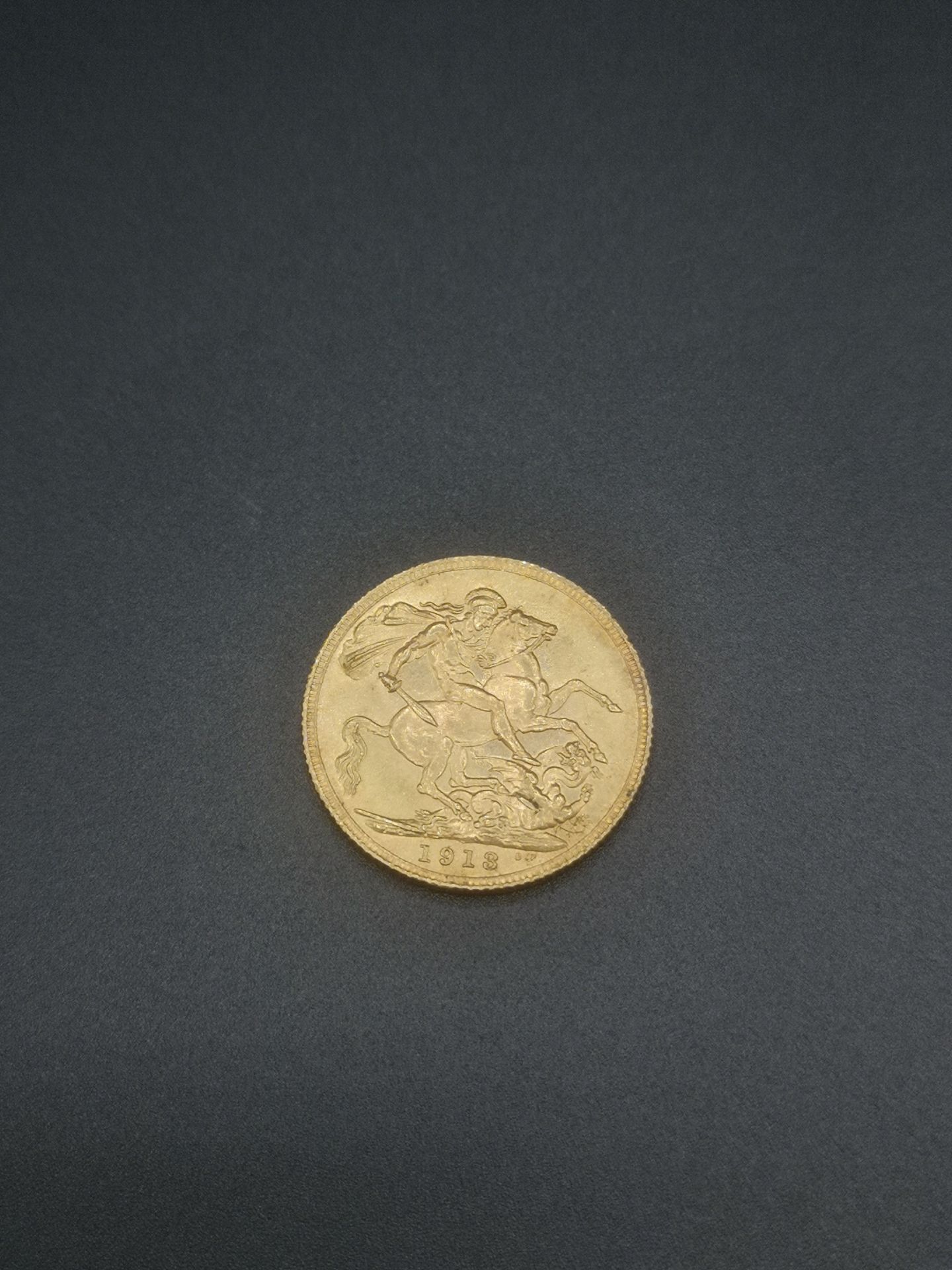 George V gold sovereign 1913 - Image 4 of 4