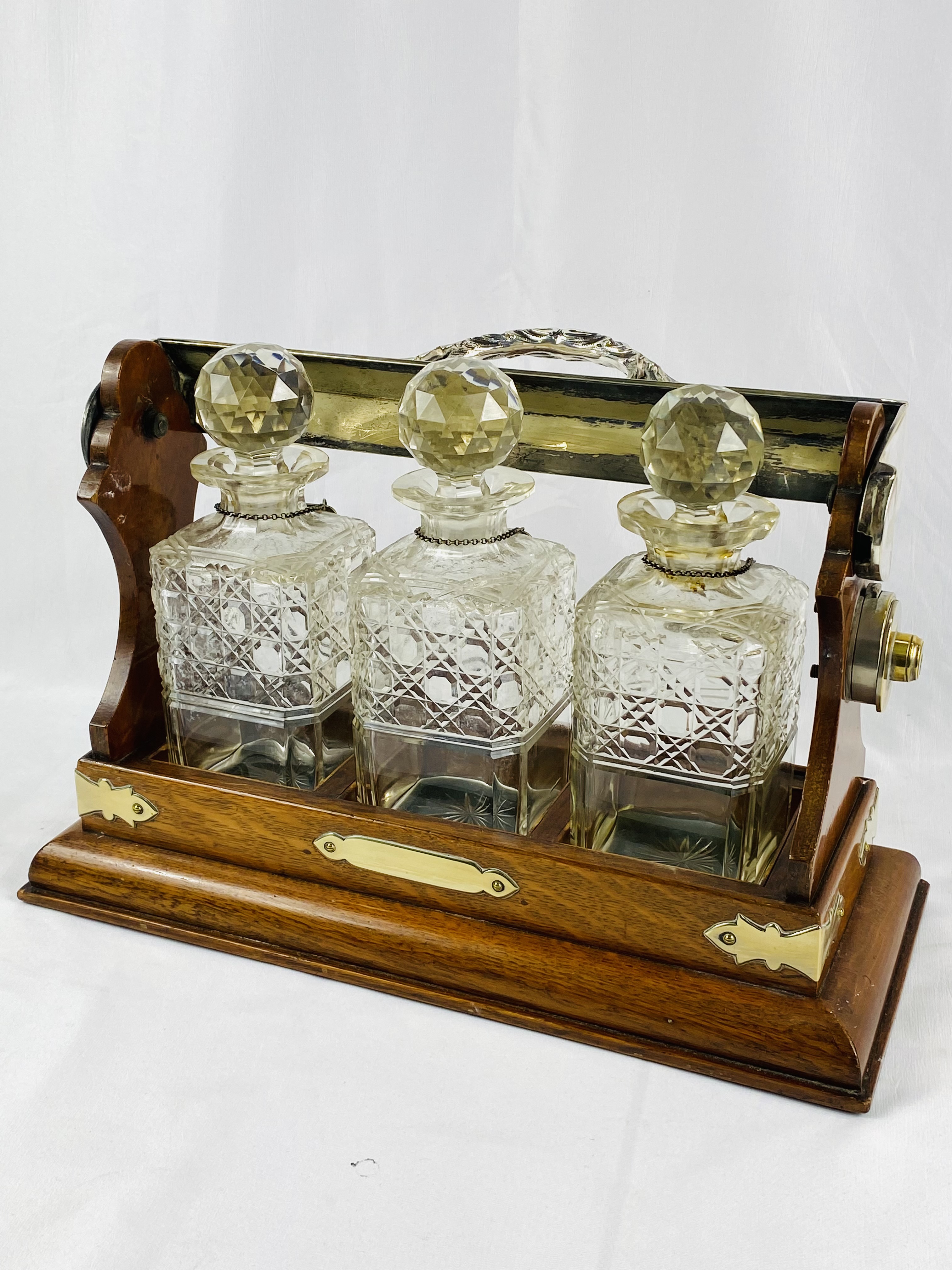 Oak and silver plate three bottle tantalus - Image 4 of 4