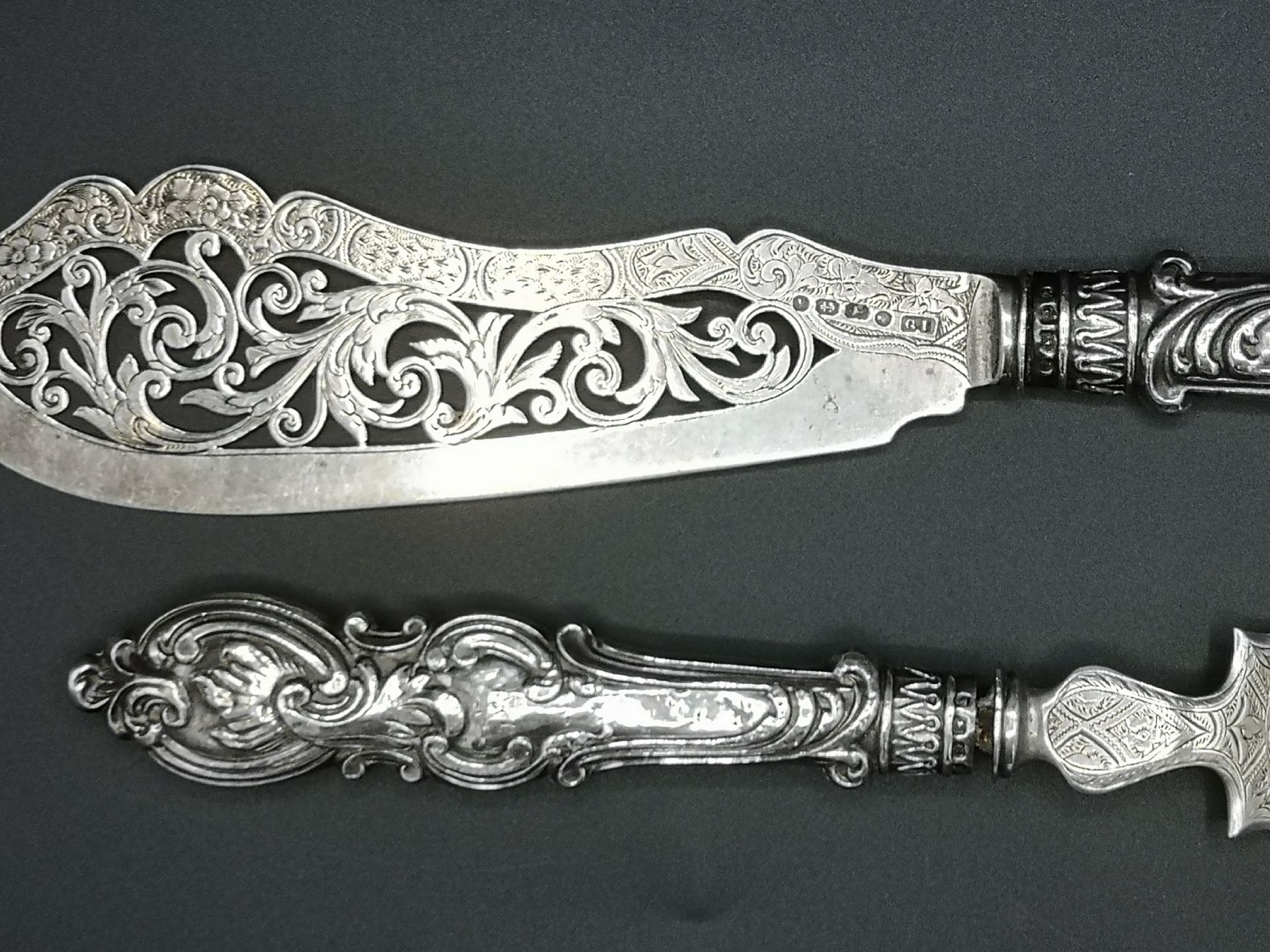 Pair of Victorian silver fish servers - Image 3 of 6