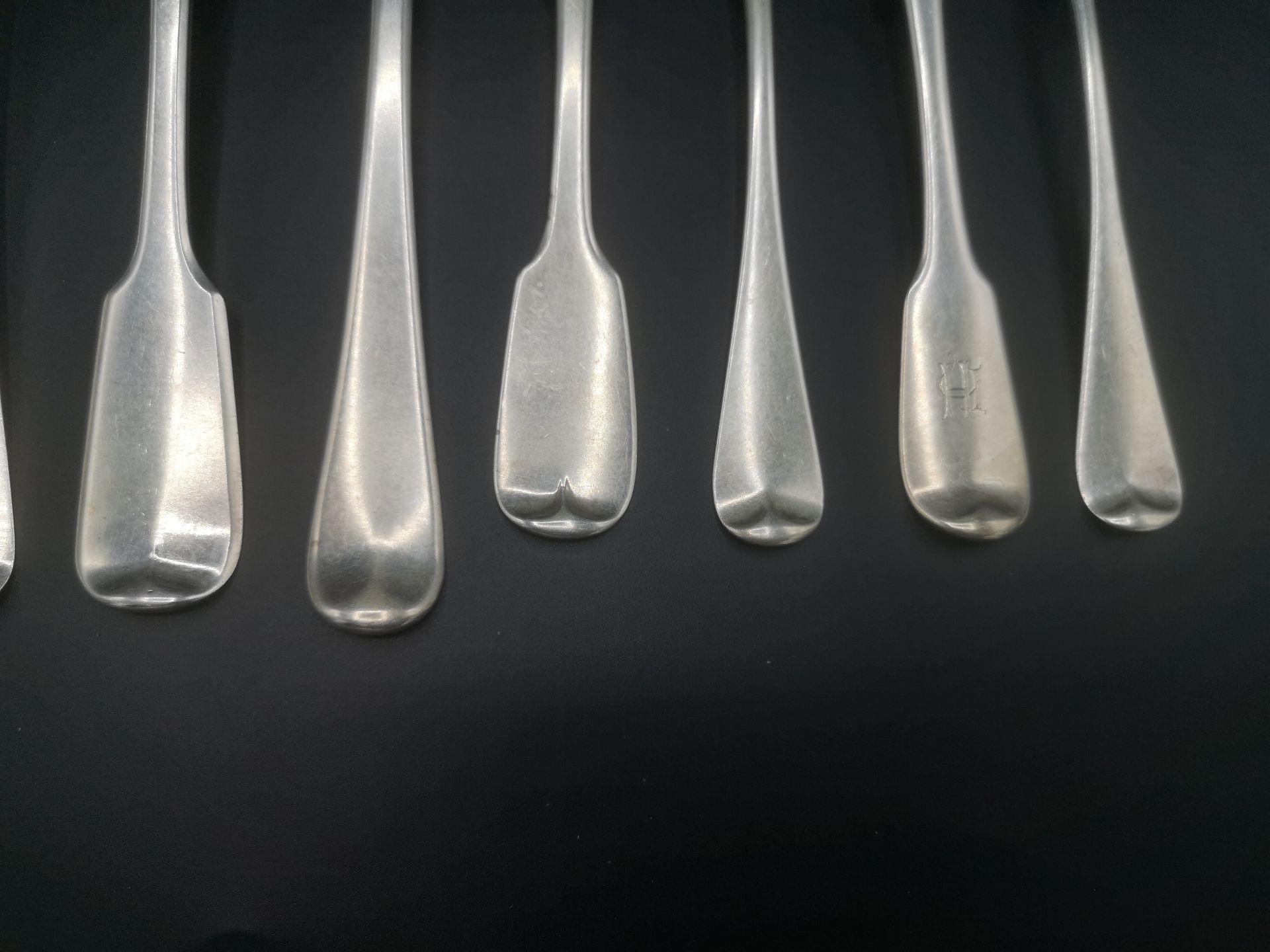 Three Georgian silver forks, together with seven other silver forks - Bild 3 aus 9
