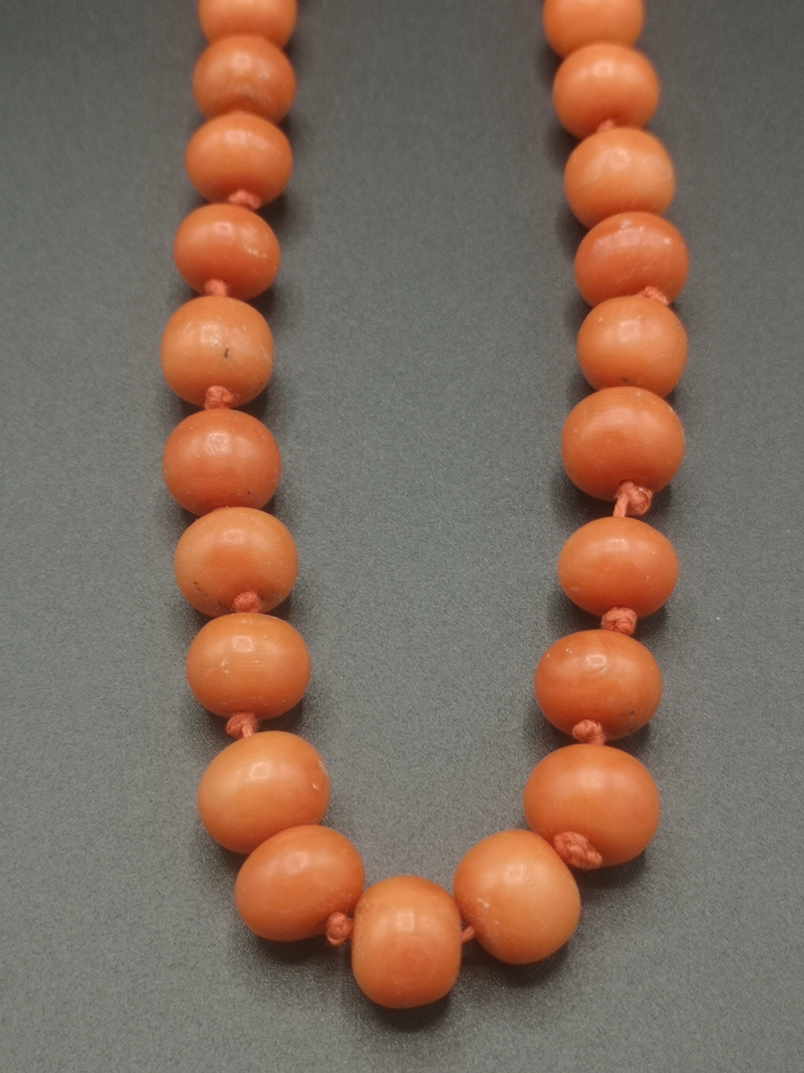 Coral graduated bead necklace - Image 5 of 5