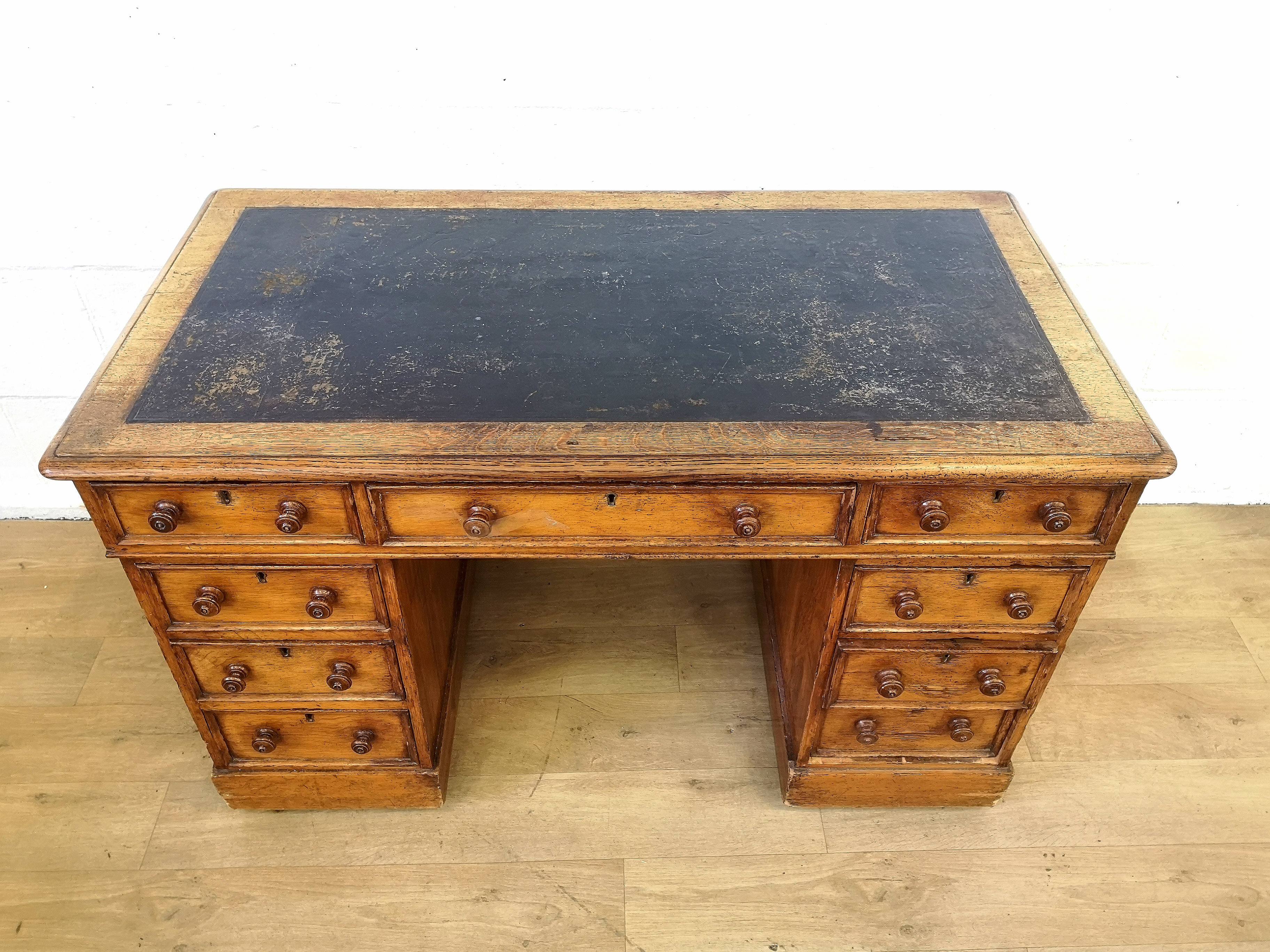 Victorian mahogany pedestal desk - Image 2 of 6