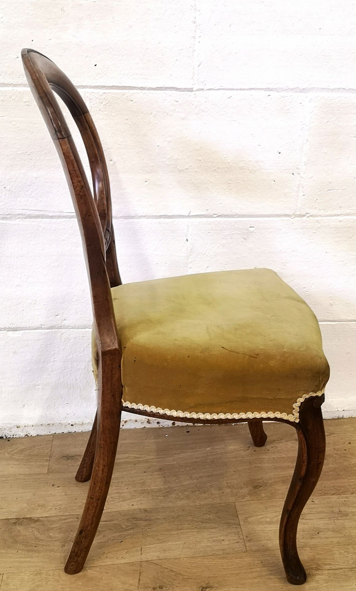 Six Victorian mahogany balloon back dining chairs - Image 7 of 7