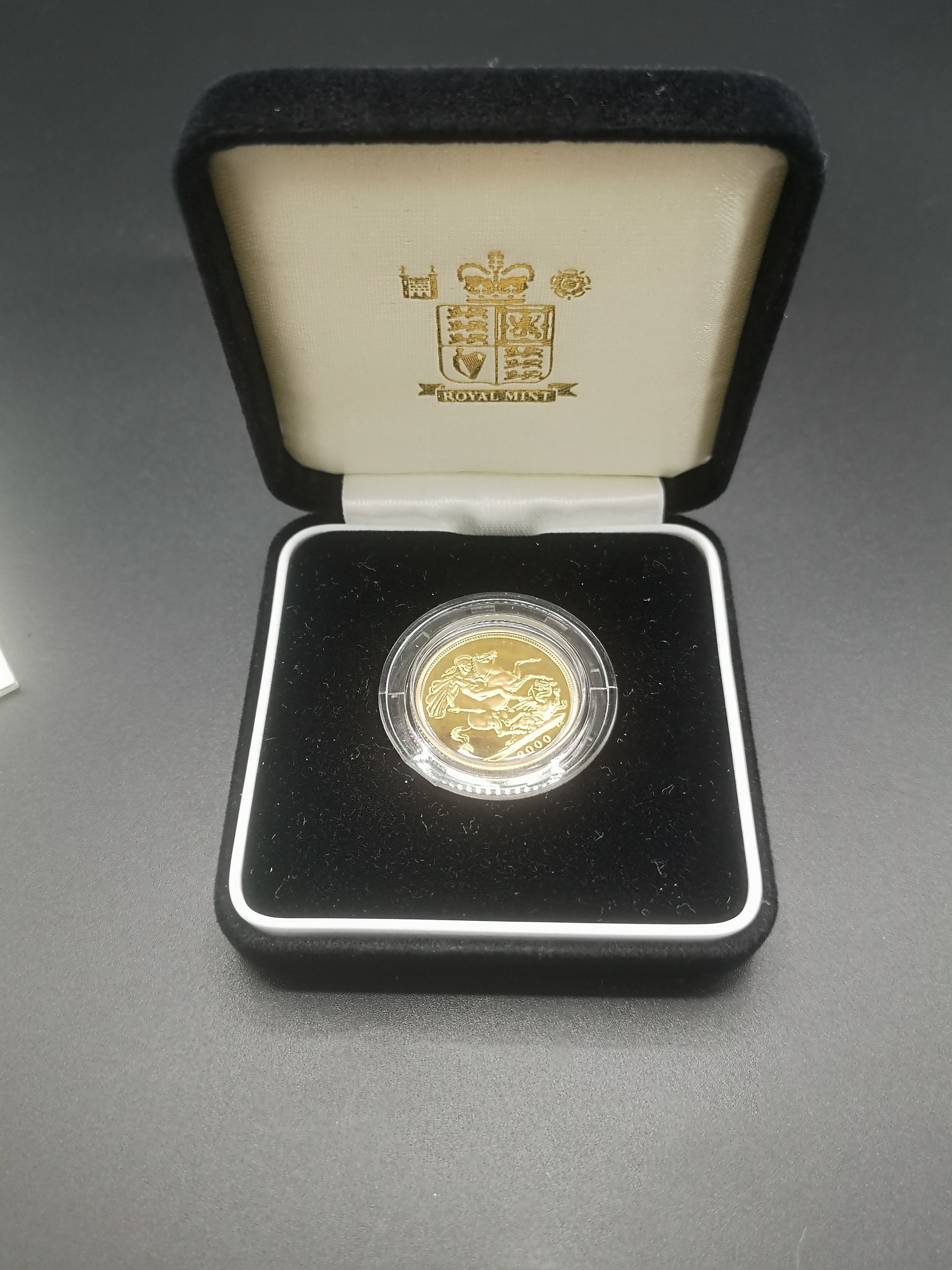 2000 22ct gold proof sovereign - Image 2 of 5