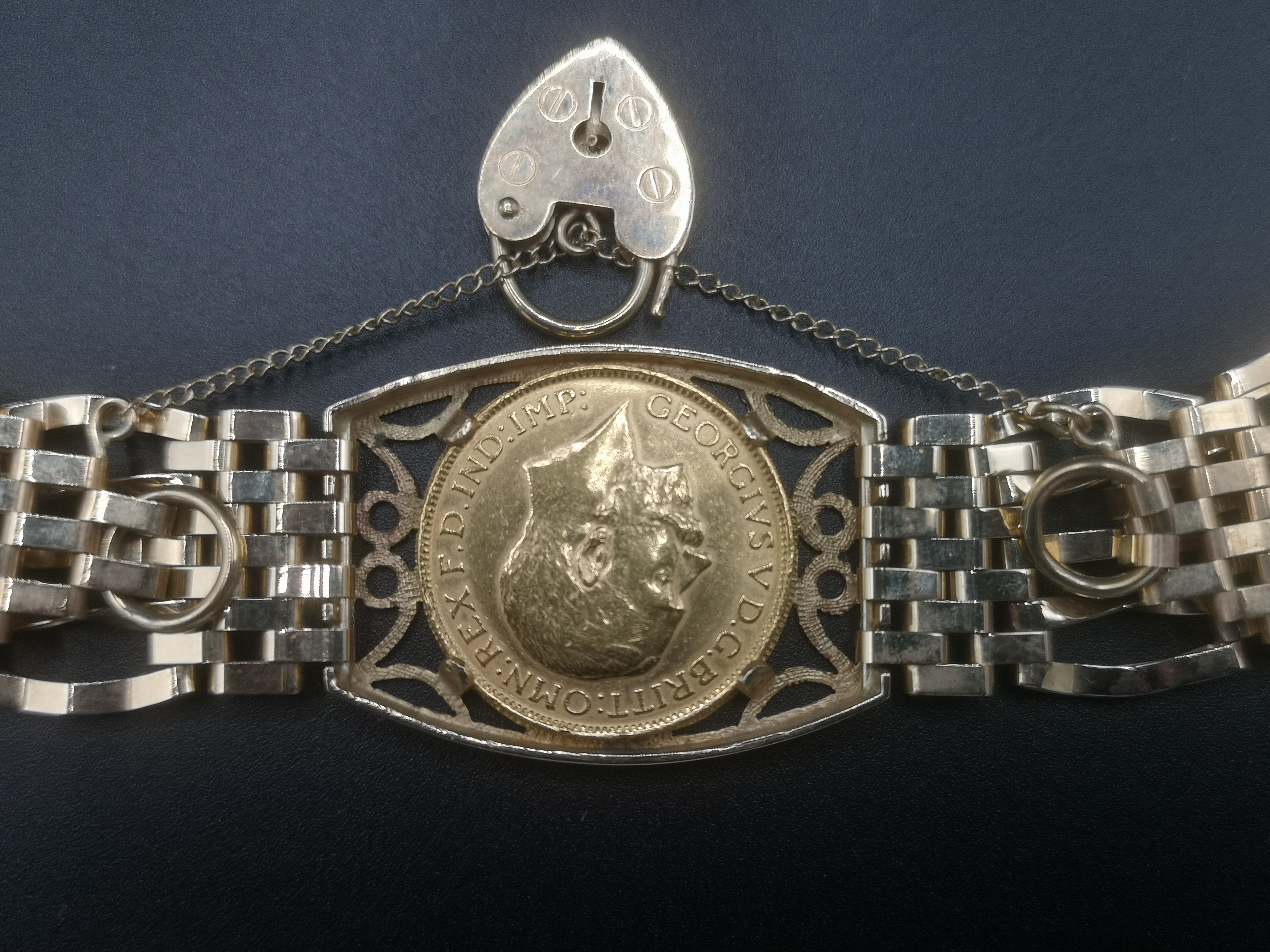 1913 gold sovereign set in 9ct gold gate bracelet - Image 7 of 7