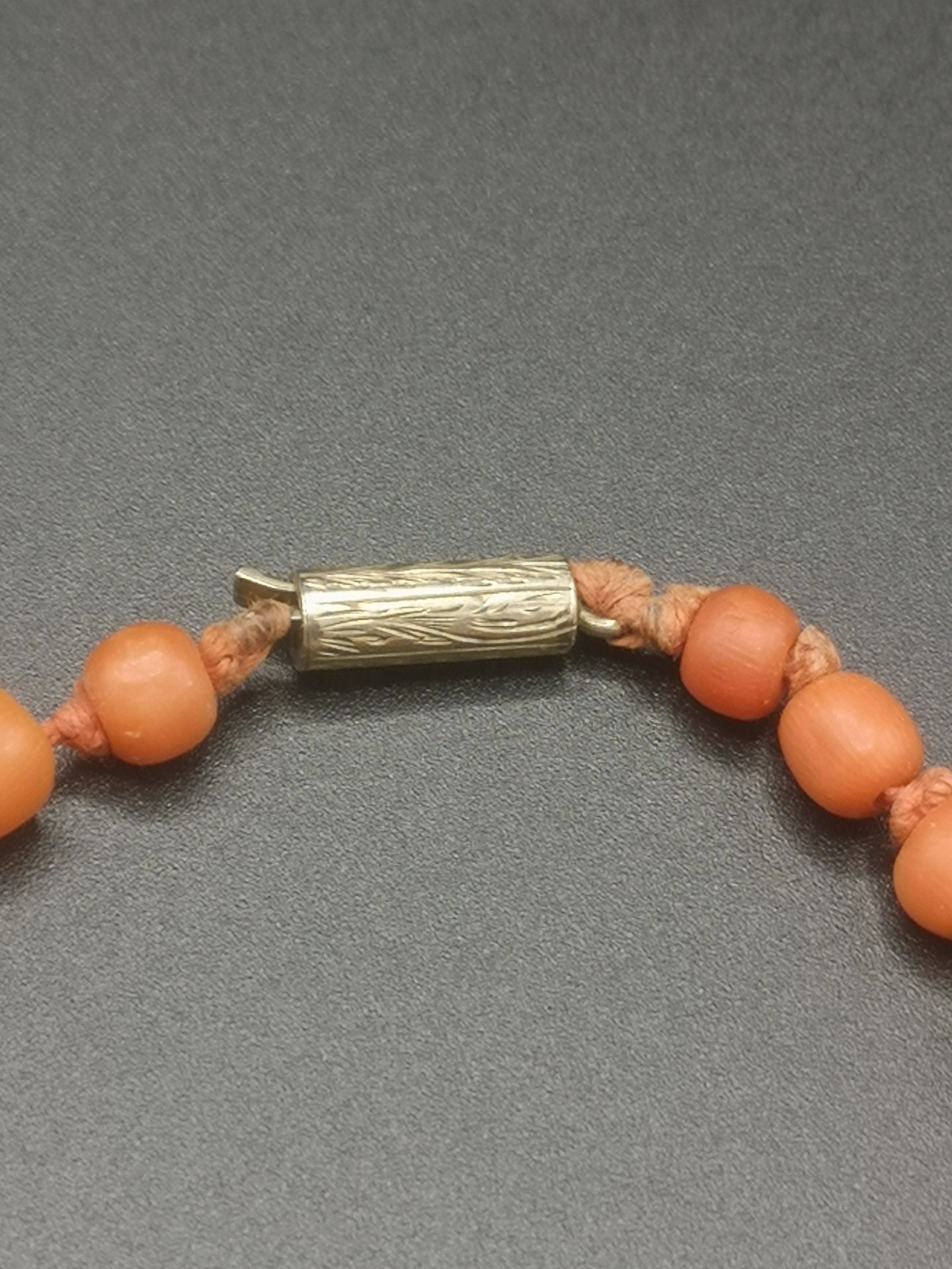 Coral graduated bead necklace - Image 3 of 5