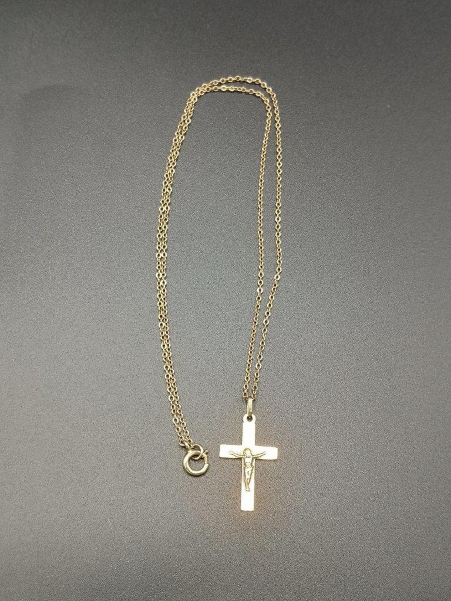 9ct gold necklace with crucifix pendant - Image 2 of 4