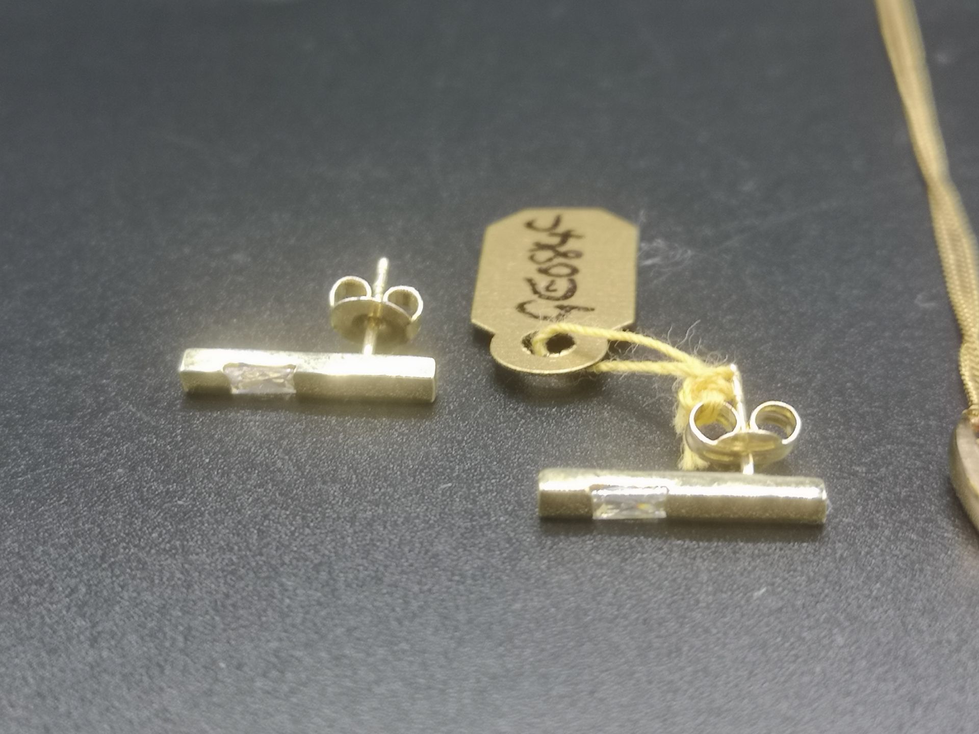 9ct gold chain and pendant, with matching 9ct earrings - Image 4 of 6