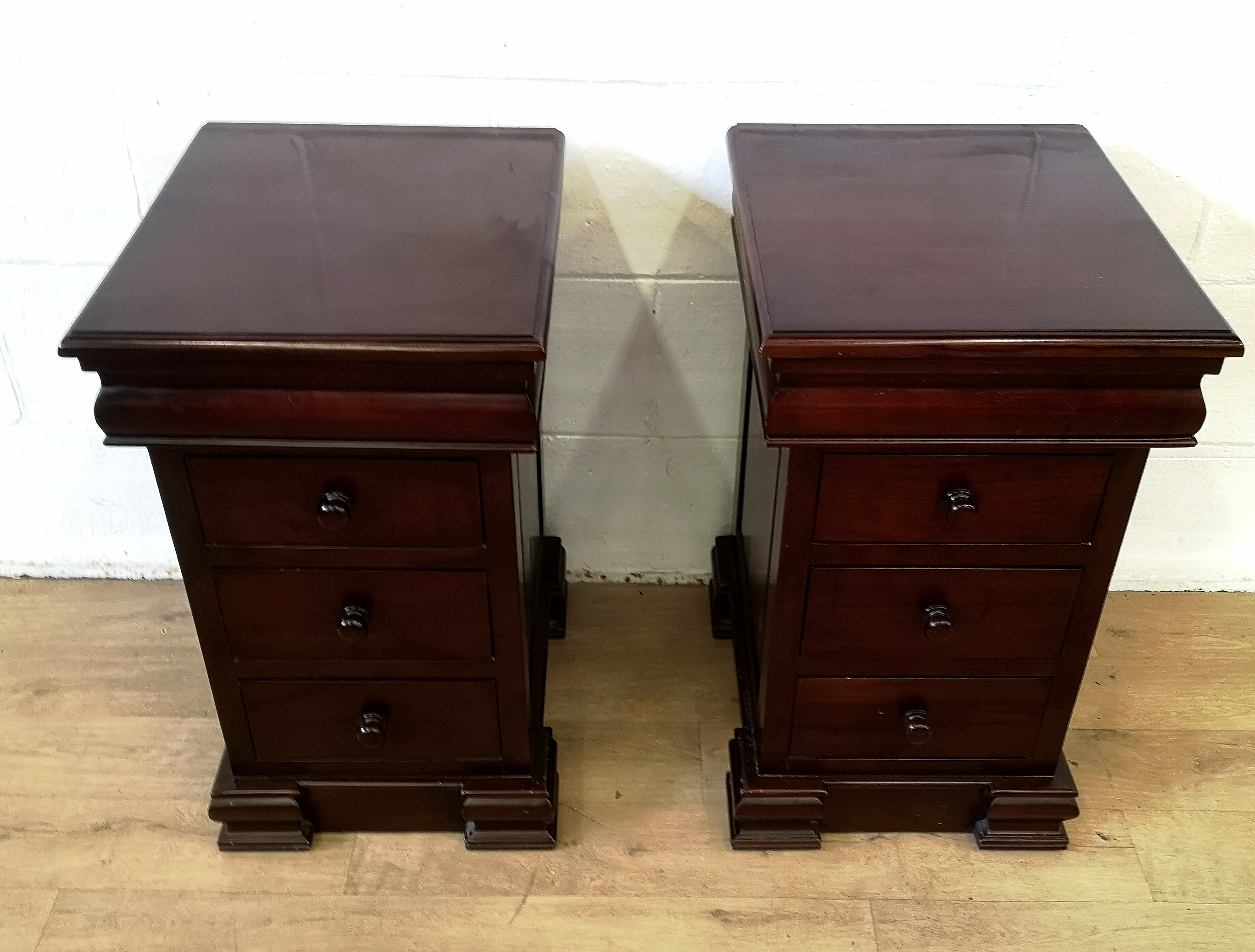 Pair of contemporary bedside cabinets - Image 2 of 8