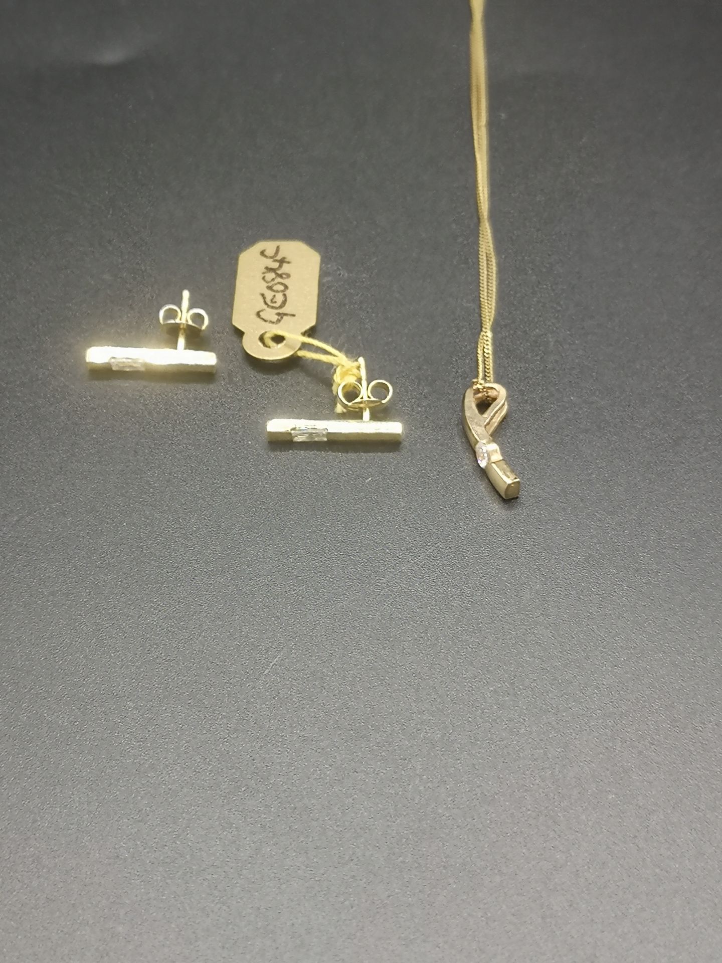 9ct gold chain and pendant, with matching 9ct earrings - Image 3 of 6