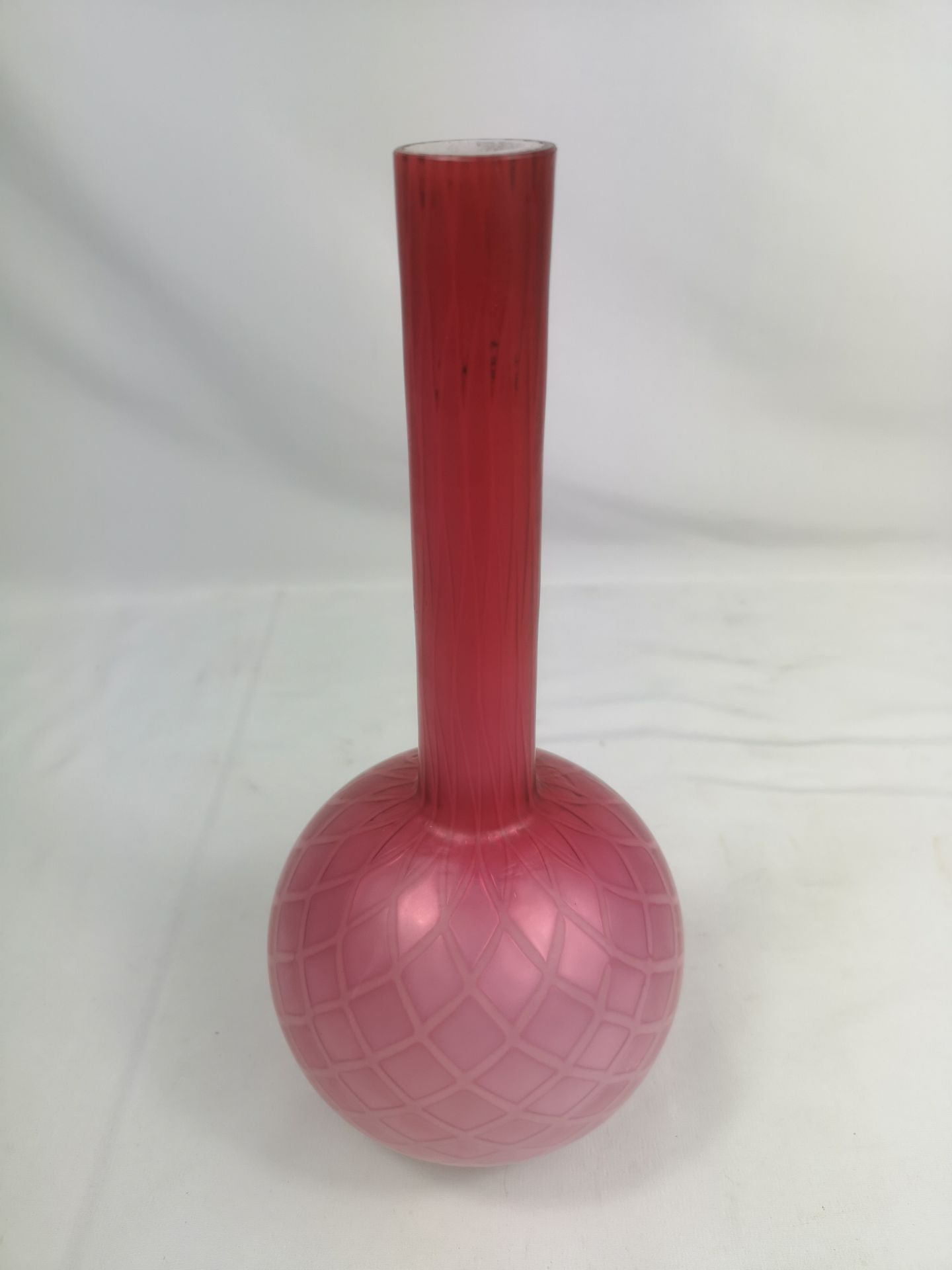 Layered cranberry over opalescent glass vase - Image 4 of 6