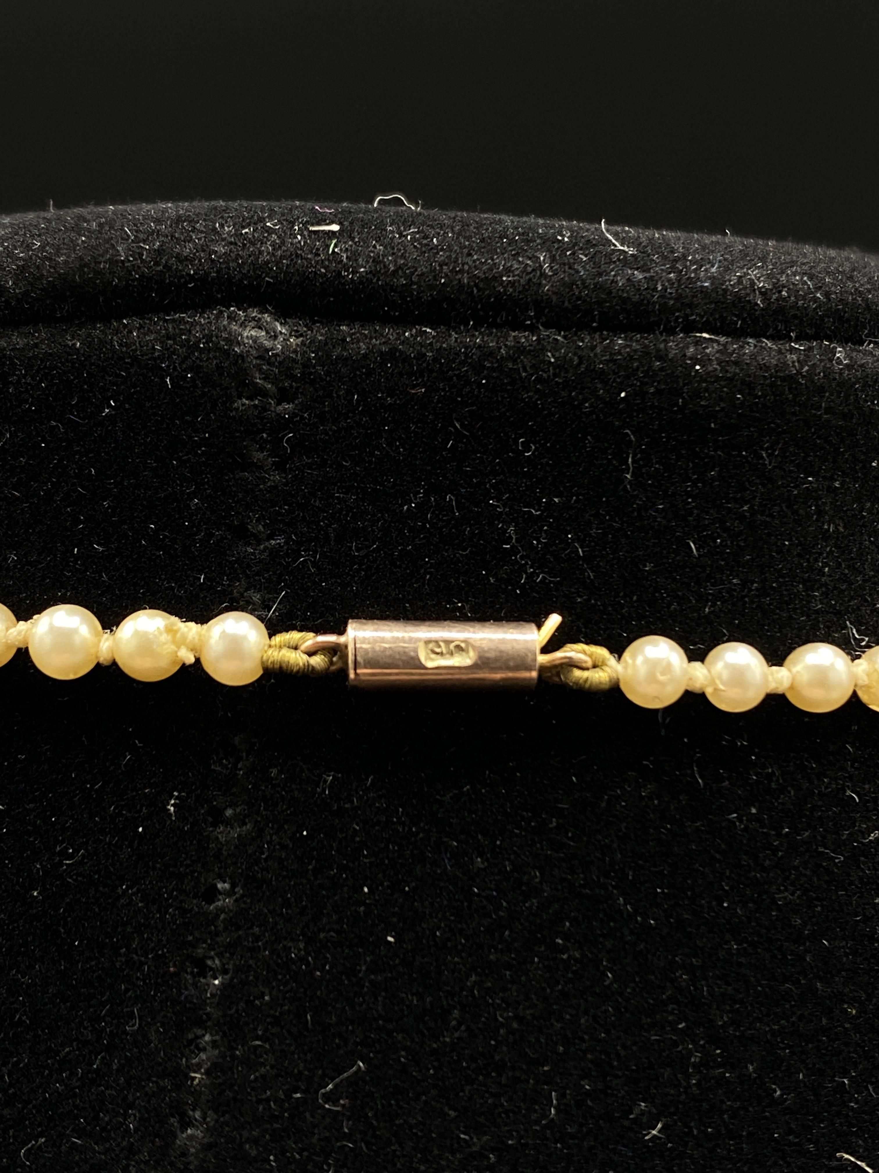 Two pearl necklaces with gold clasps - Image 5 of 9