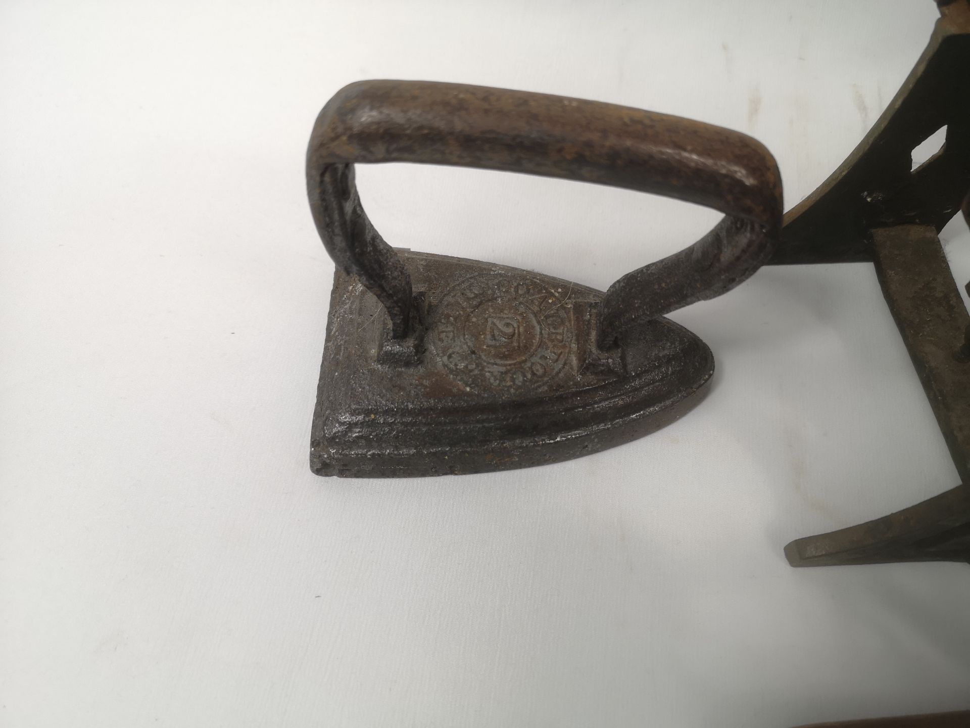 Set of cast iron scales with weights - Image 2 of 10