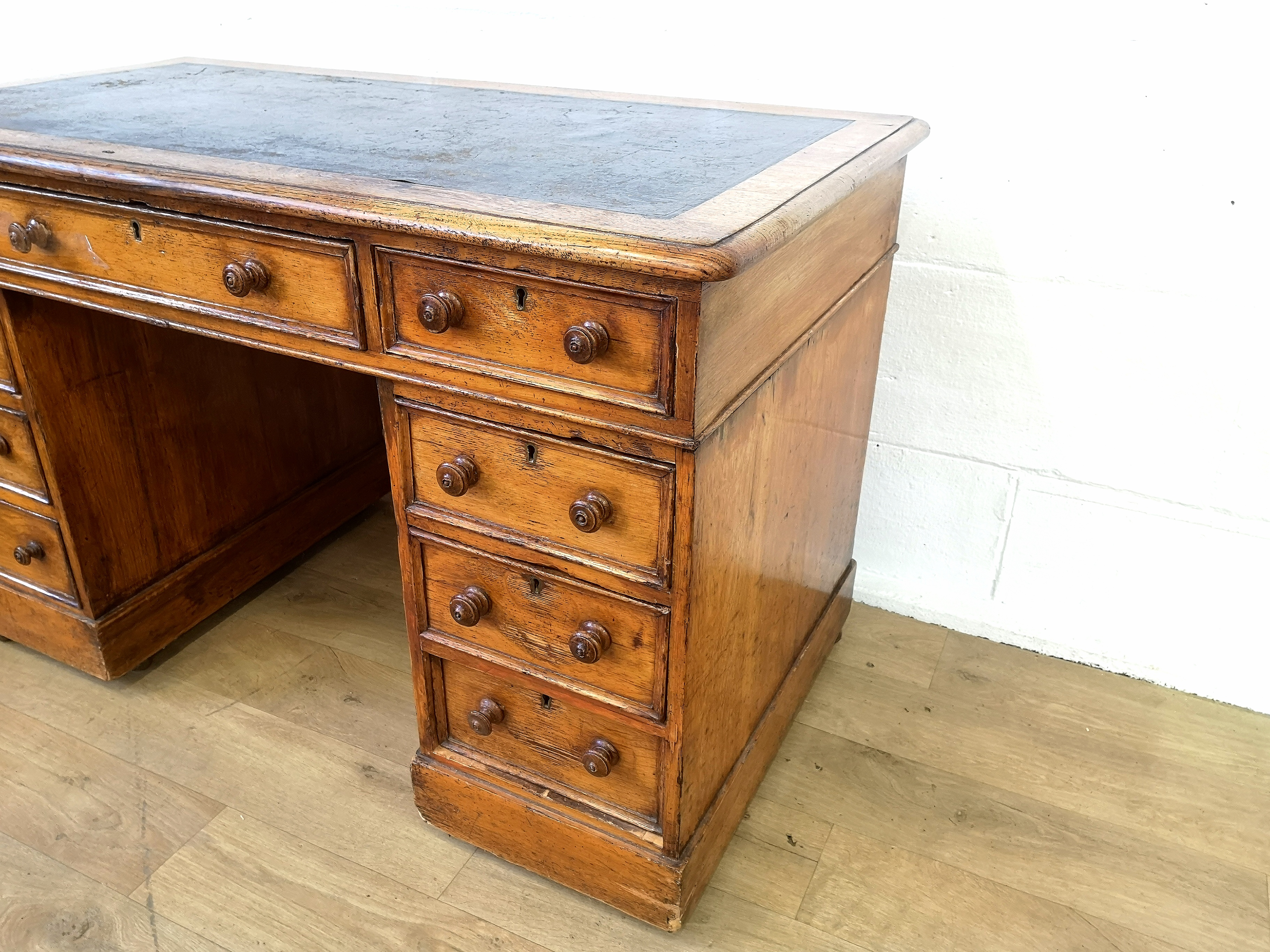 Victorian mahogany pedestal desk - Image 4 of 6