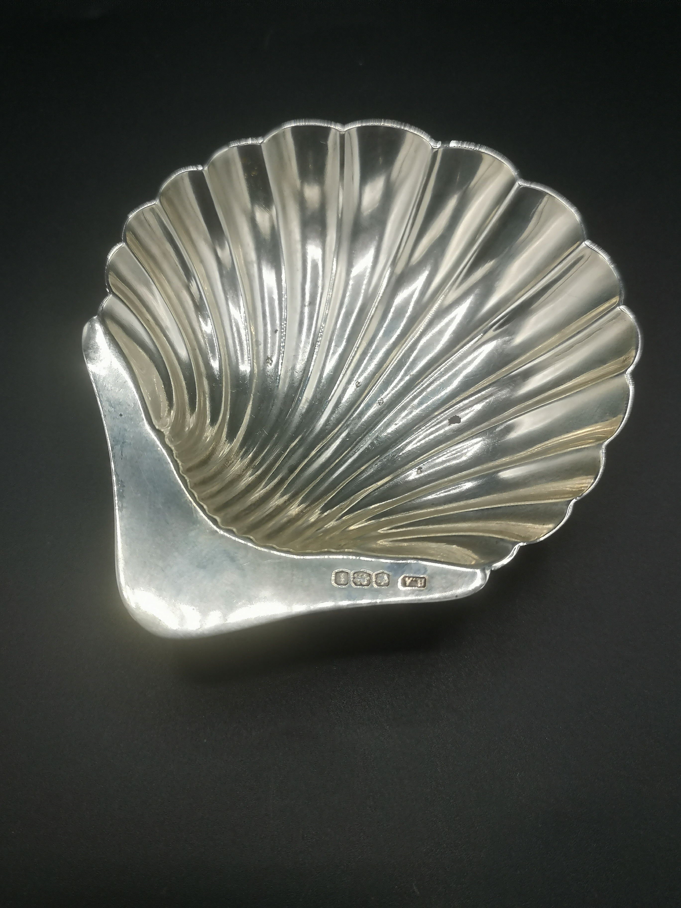 Five silver tea spoons and a silver shell shaped dish - Image 3 of 5