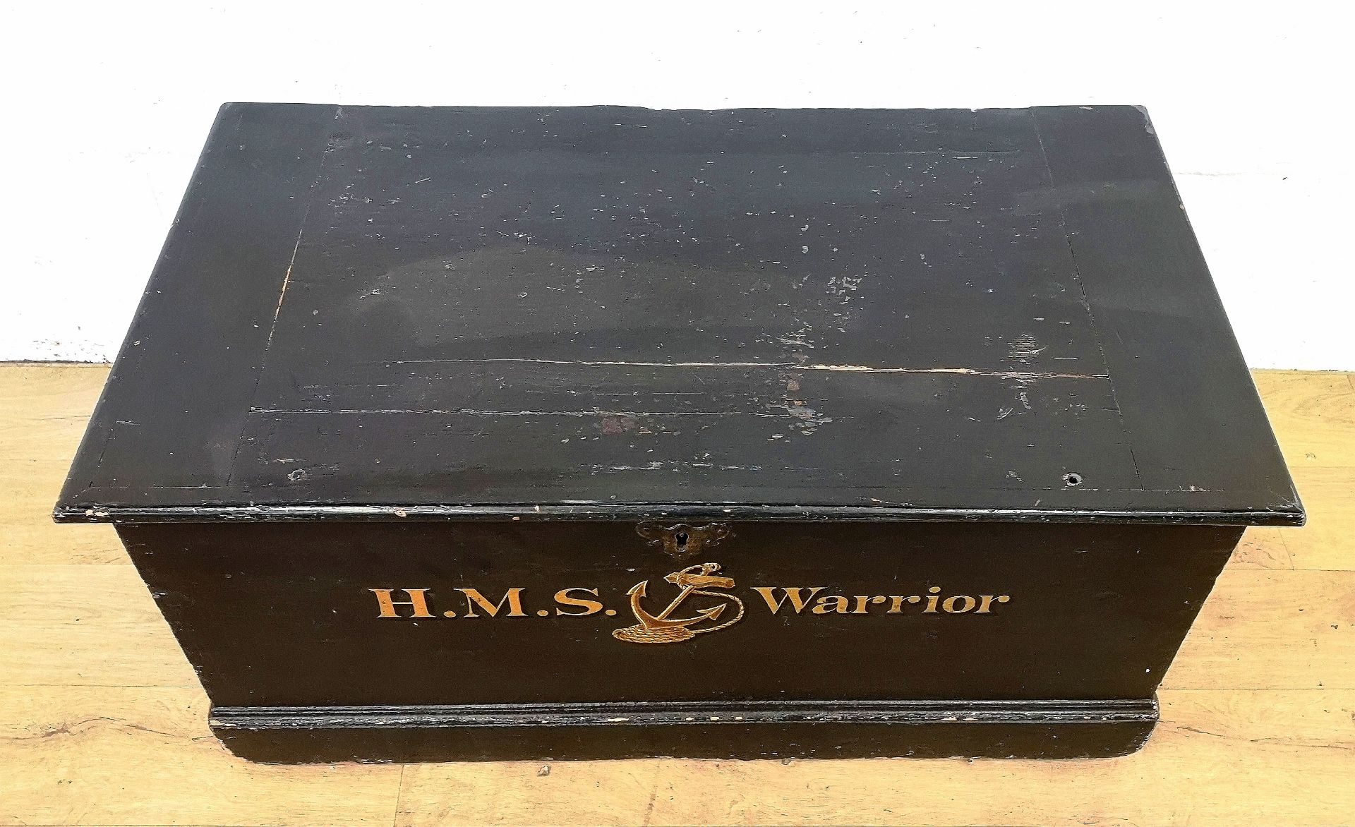 Black painted pine trunk written to front HMS Warrior - Bild 2 aus 6