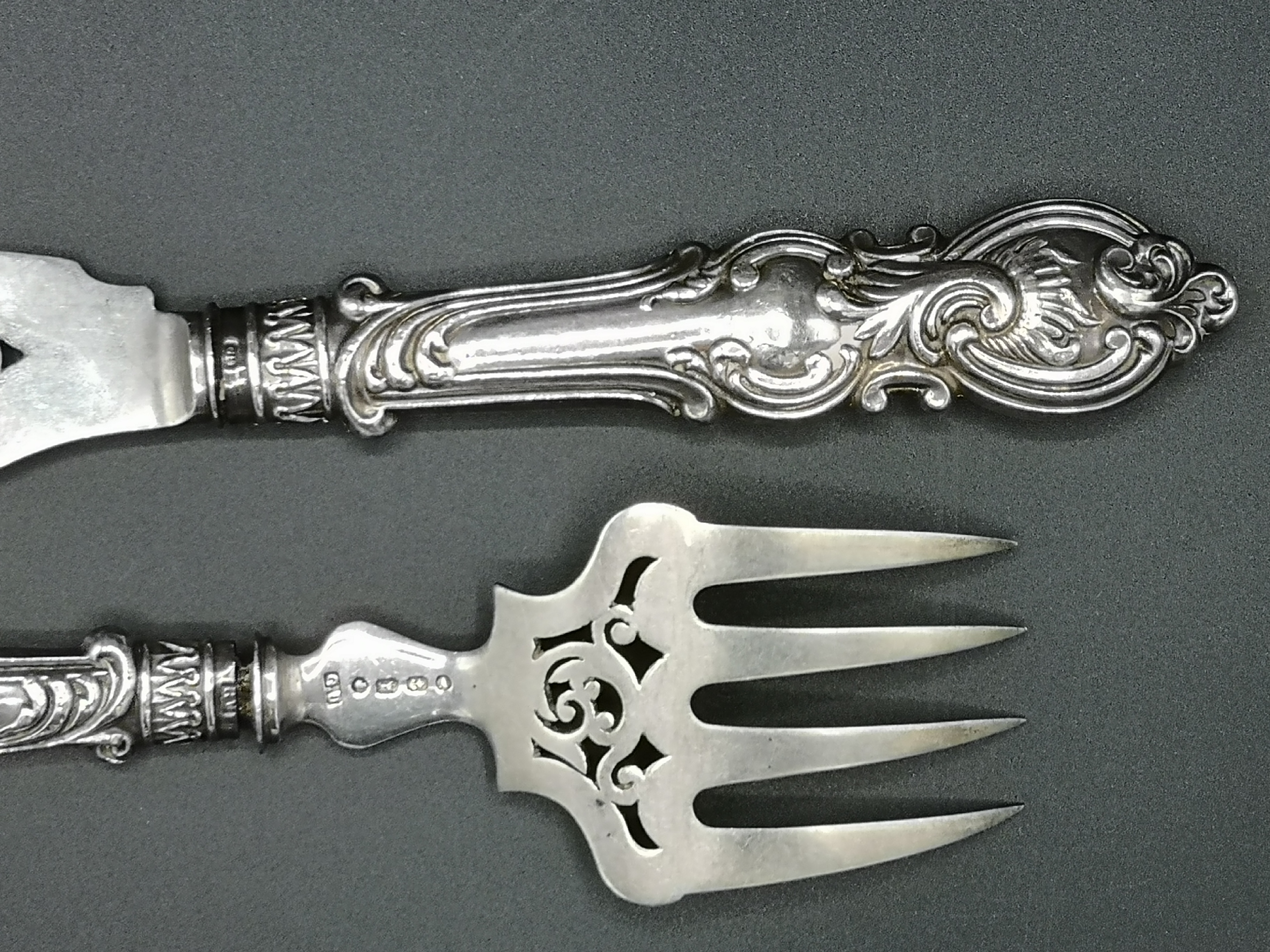 Pair of Victorian silver fish servers - Image 4 of 6