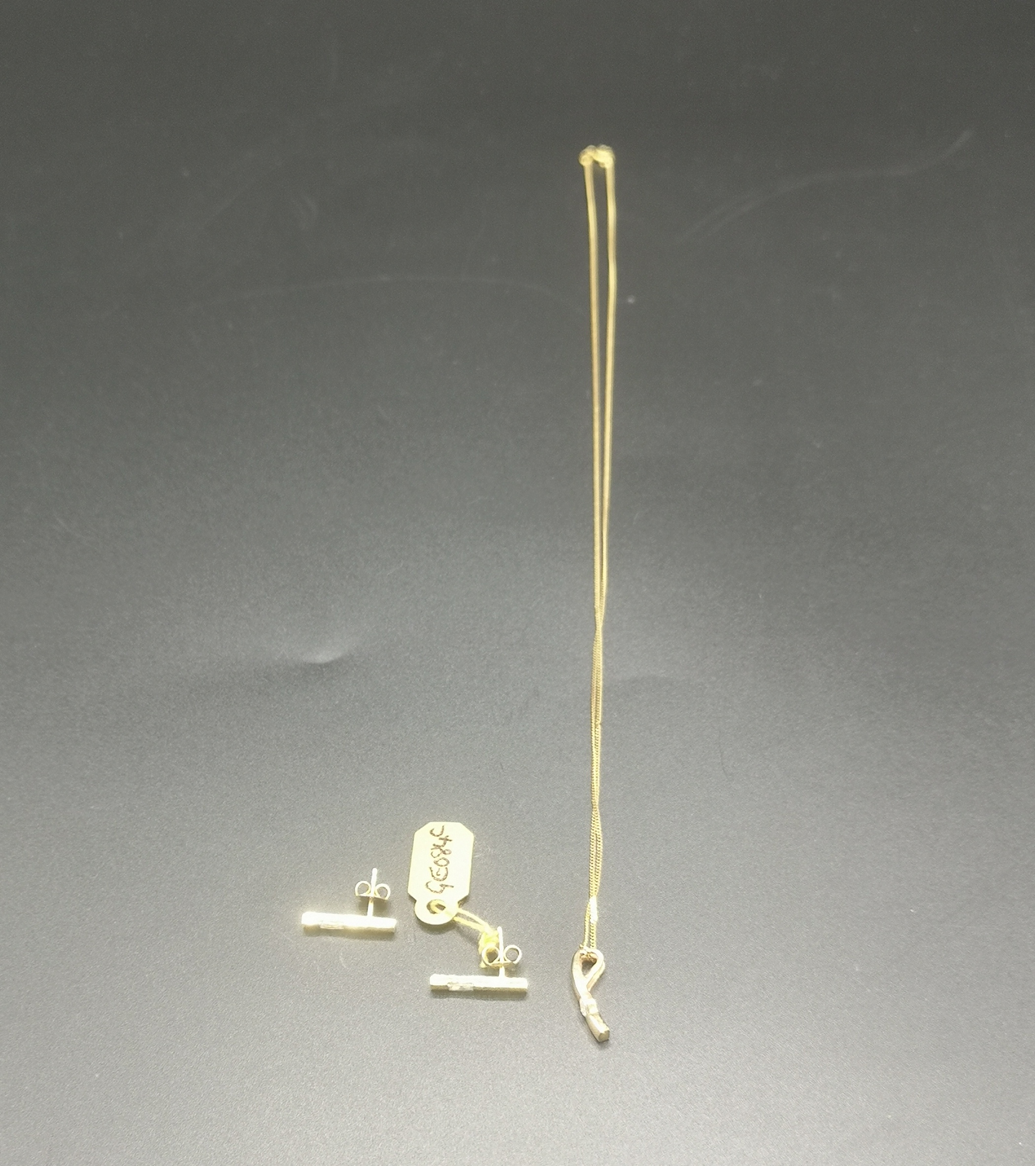9ct gold chain and pendant, with matching 9ct earrings - Image 2 of 6