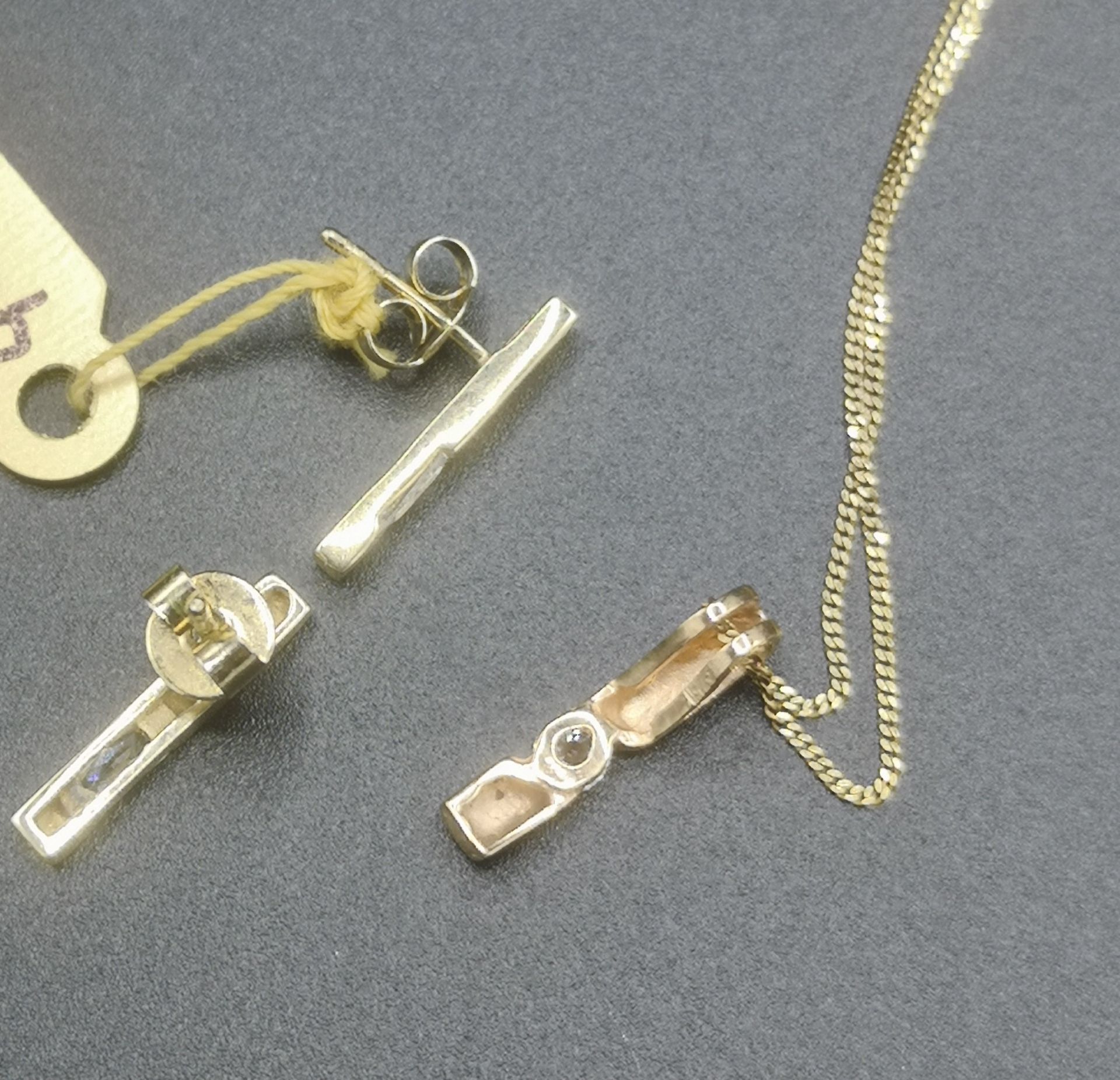 9ct gold chain and pendant, with matching 9ct earrings